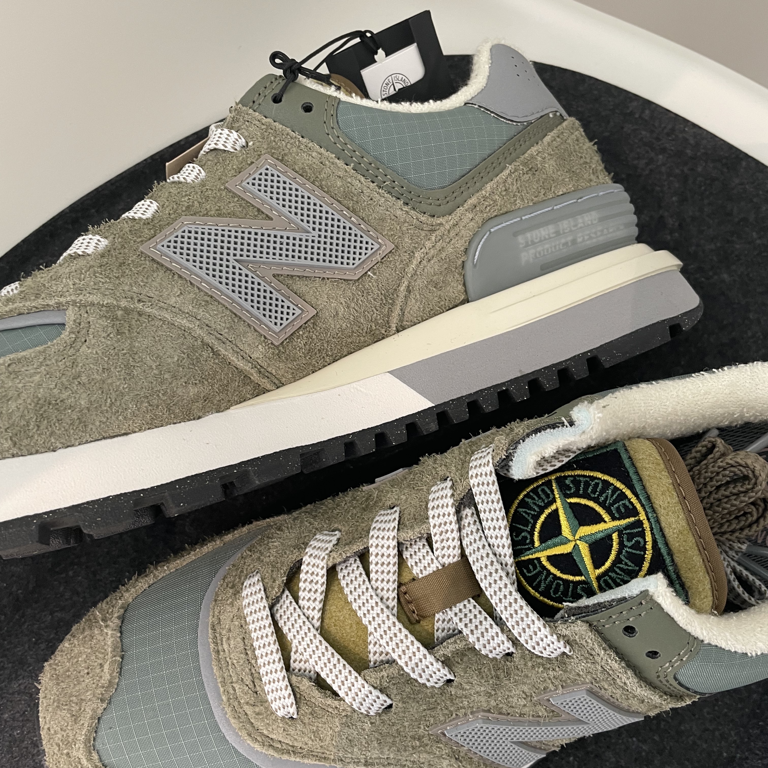 New Balance x Stone Island 574 Legacy Green 착용 스타일 - 2