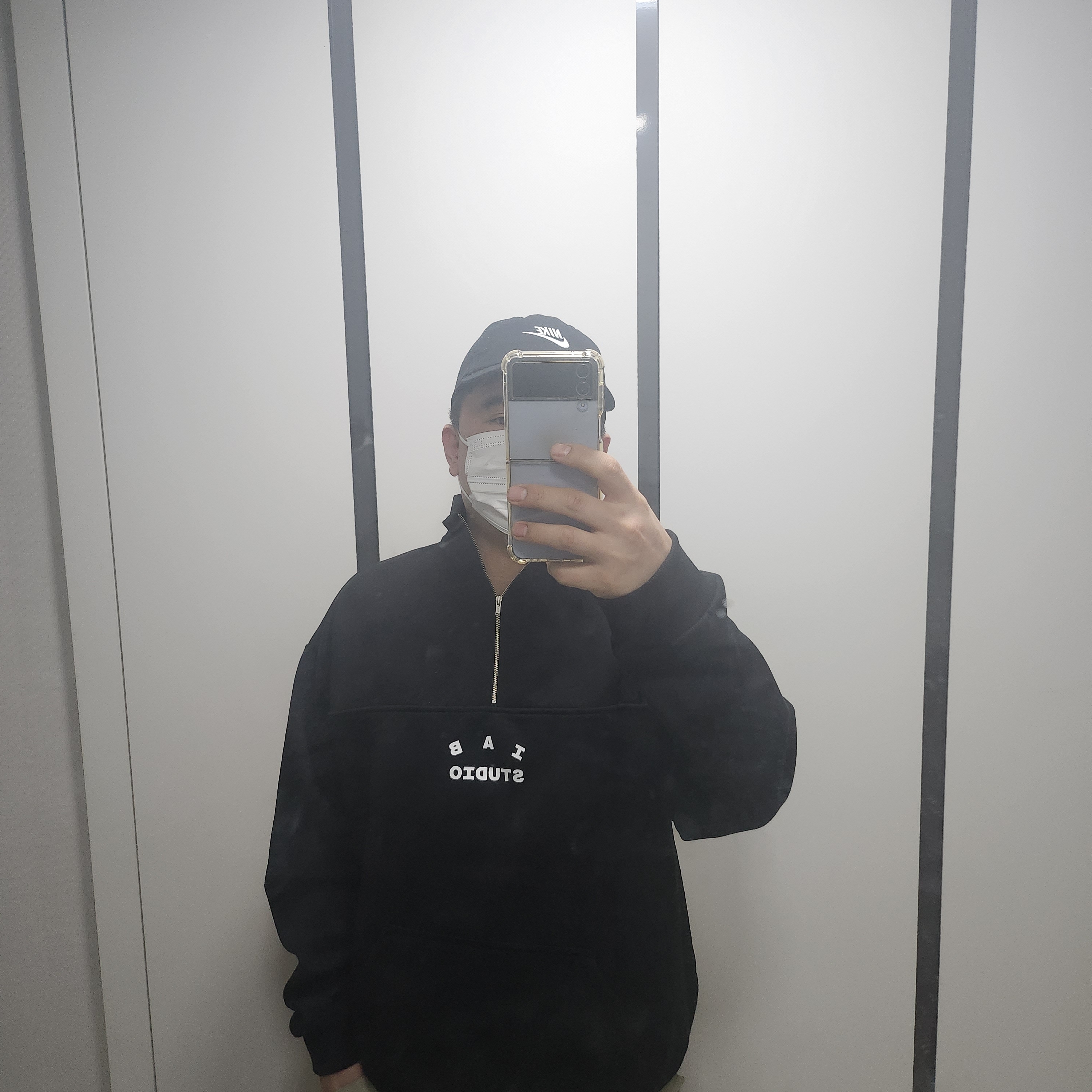IAB Studio Half Zip-Up Black White 착용 스타일
