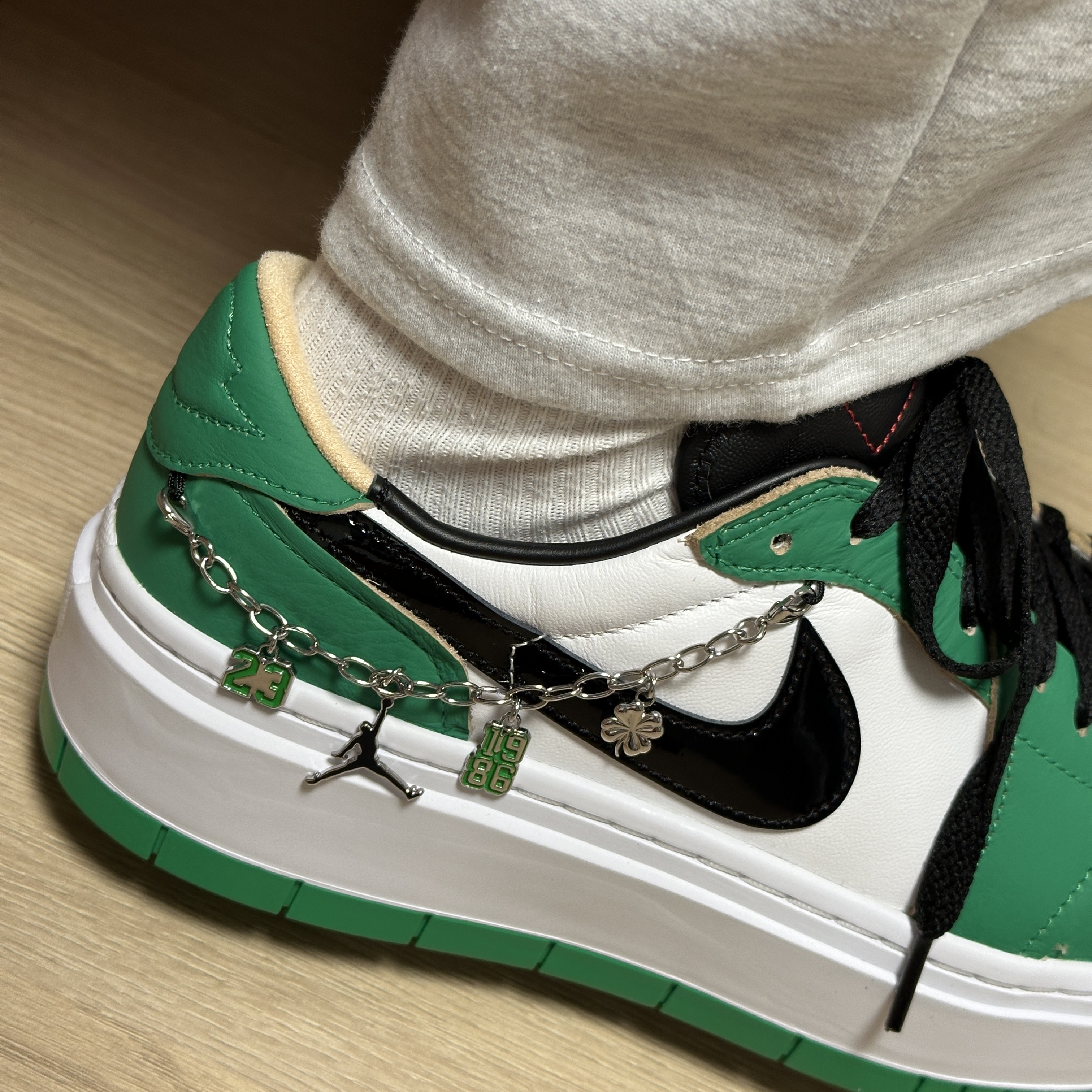(W) Jordan 1 Elevate Low SE Lucky Green, (W) Jordan 1 Retro High OG Lucky Green 착용 스타일 - 3