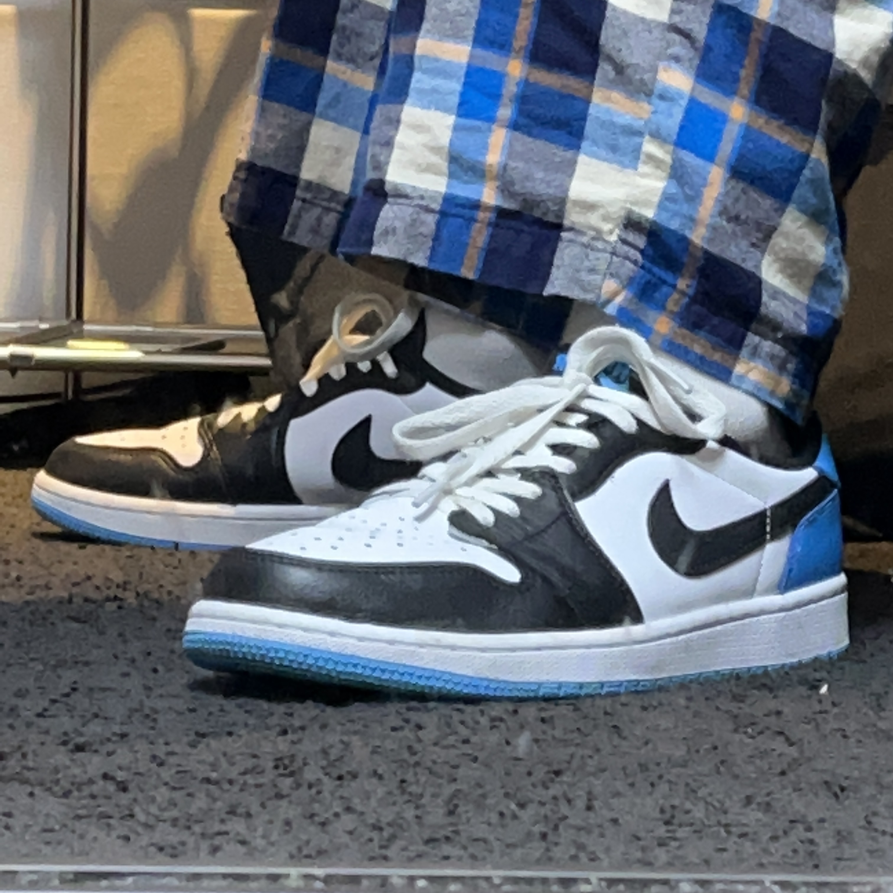 Jordan 1 Retro Low OG Black and Dark Powder Blue 착용 스타일
