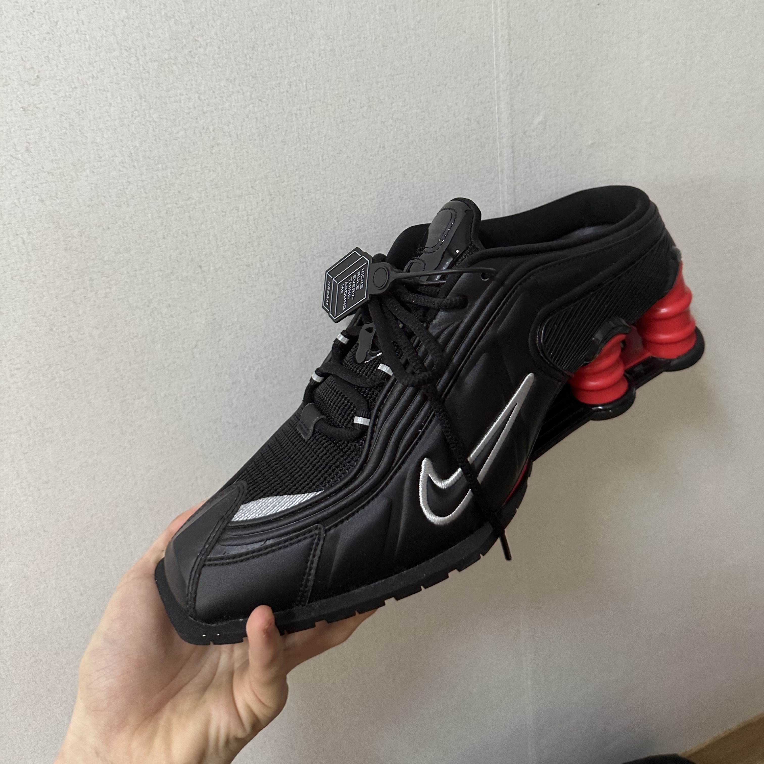 Nike x Martine Rose Shox MR4 Black 착용 스타일 - 2