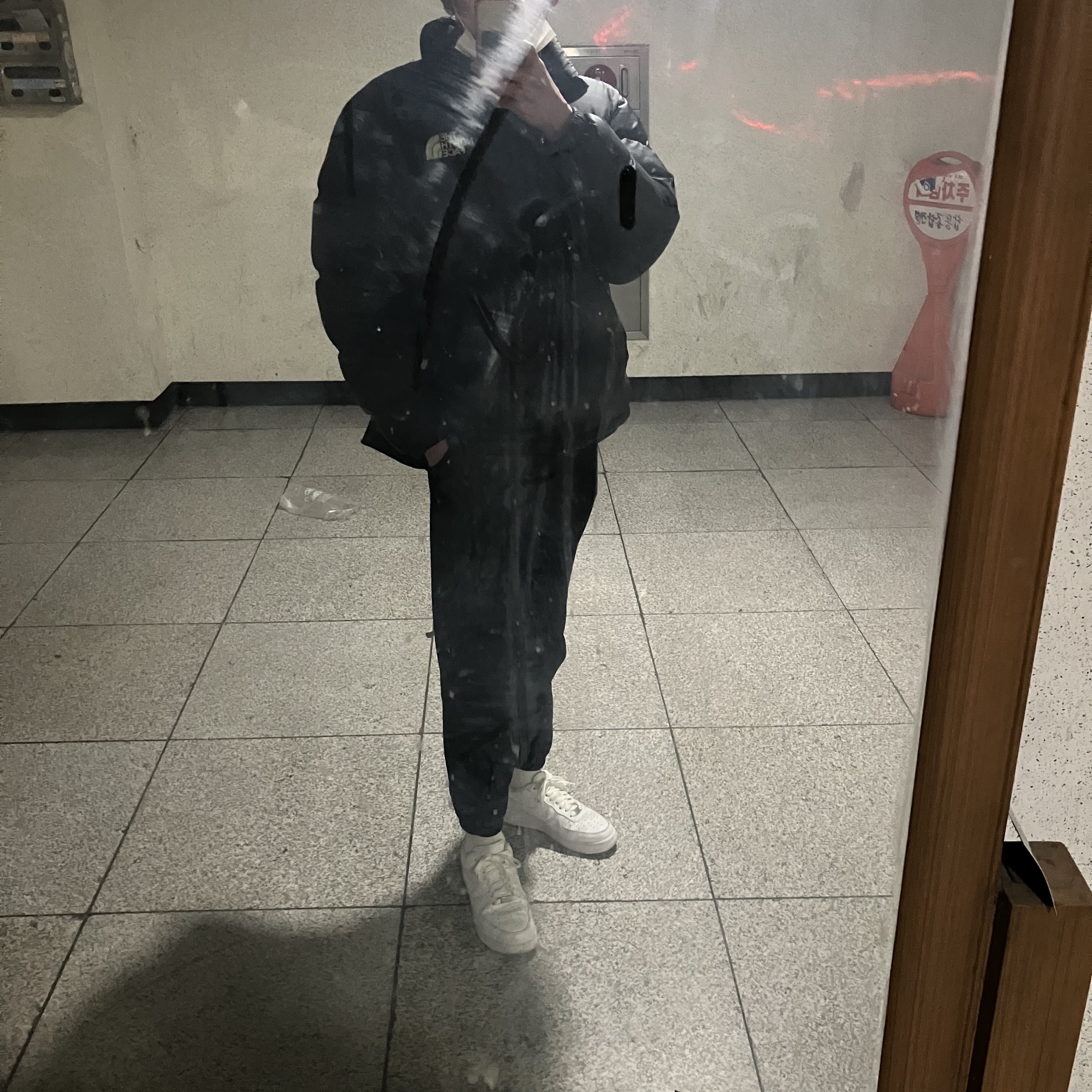 The North Face 1996 Retro Nuptse Jacket Black, Nike Air Force 1 '07 Low White 착용 스타일