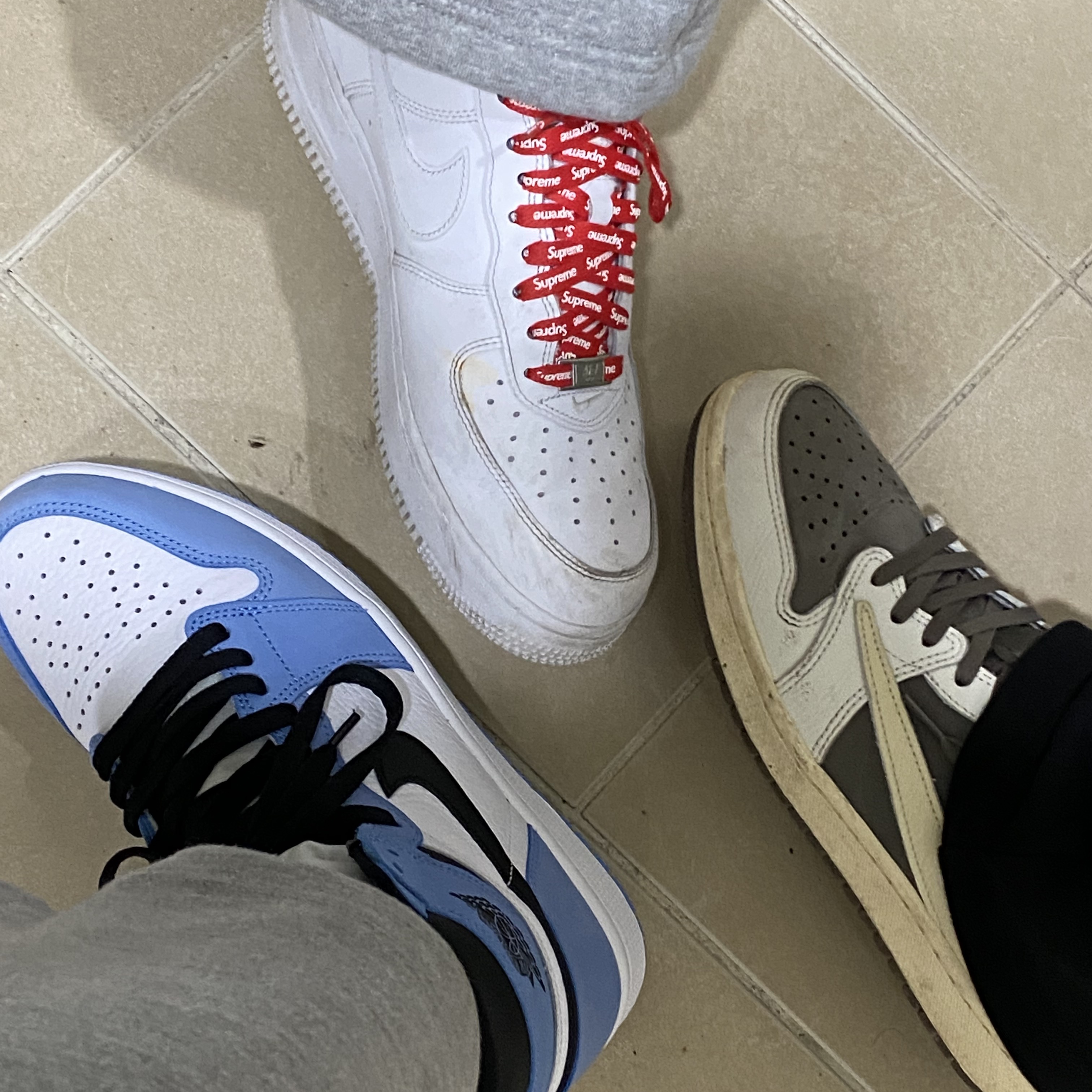 Jordan 1 Retro High OG University Blue, Nike x Supreme Air Force 1 Low White 착용 스타일