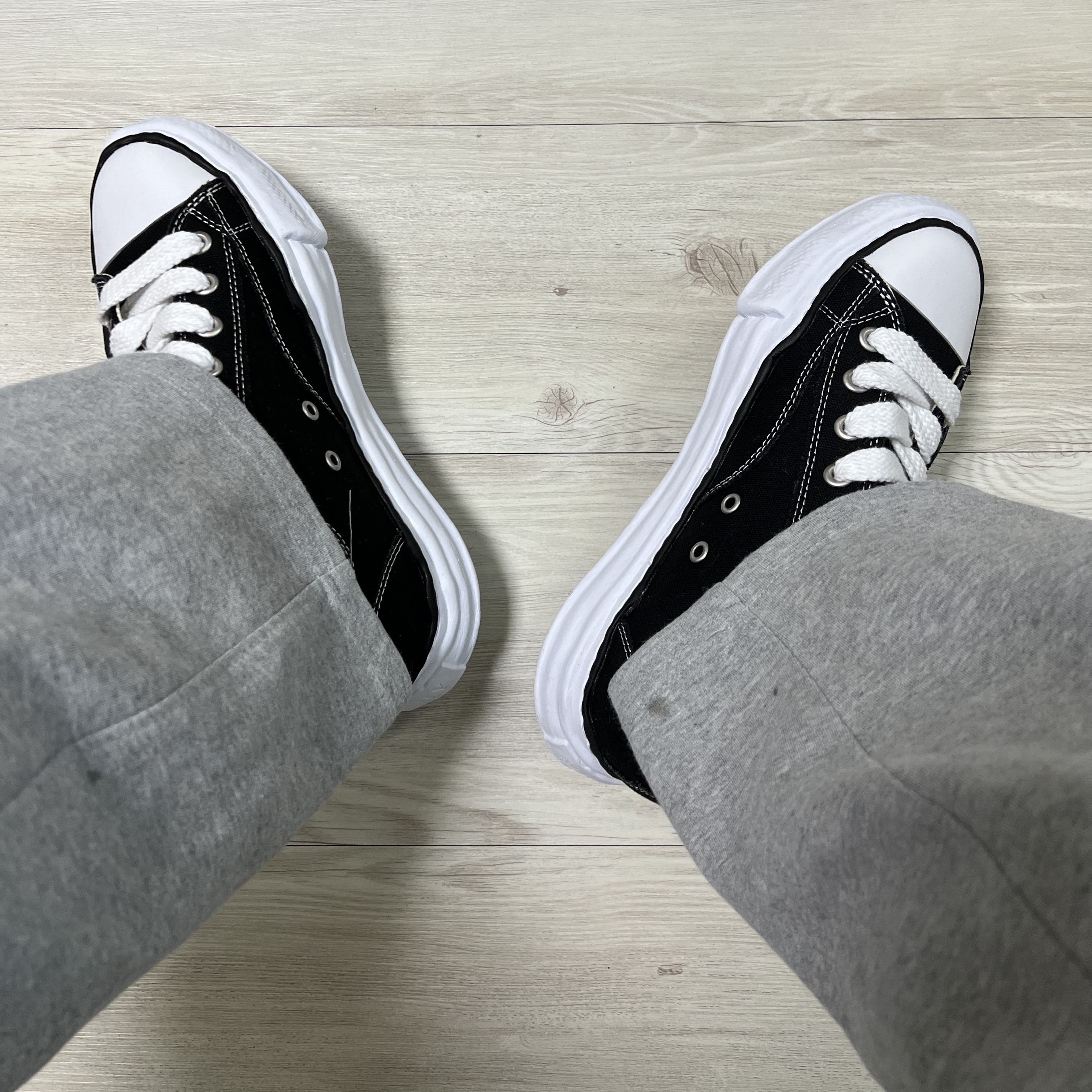 Maison Mihara Yasuhiro Peterson OG Sole Canvas Low Sneakers Black 착용 스타일 - 3