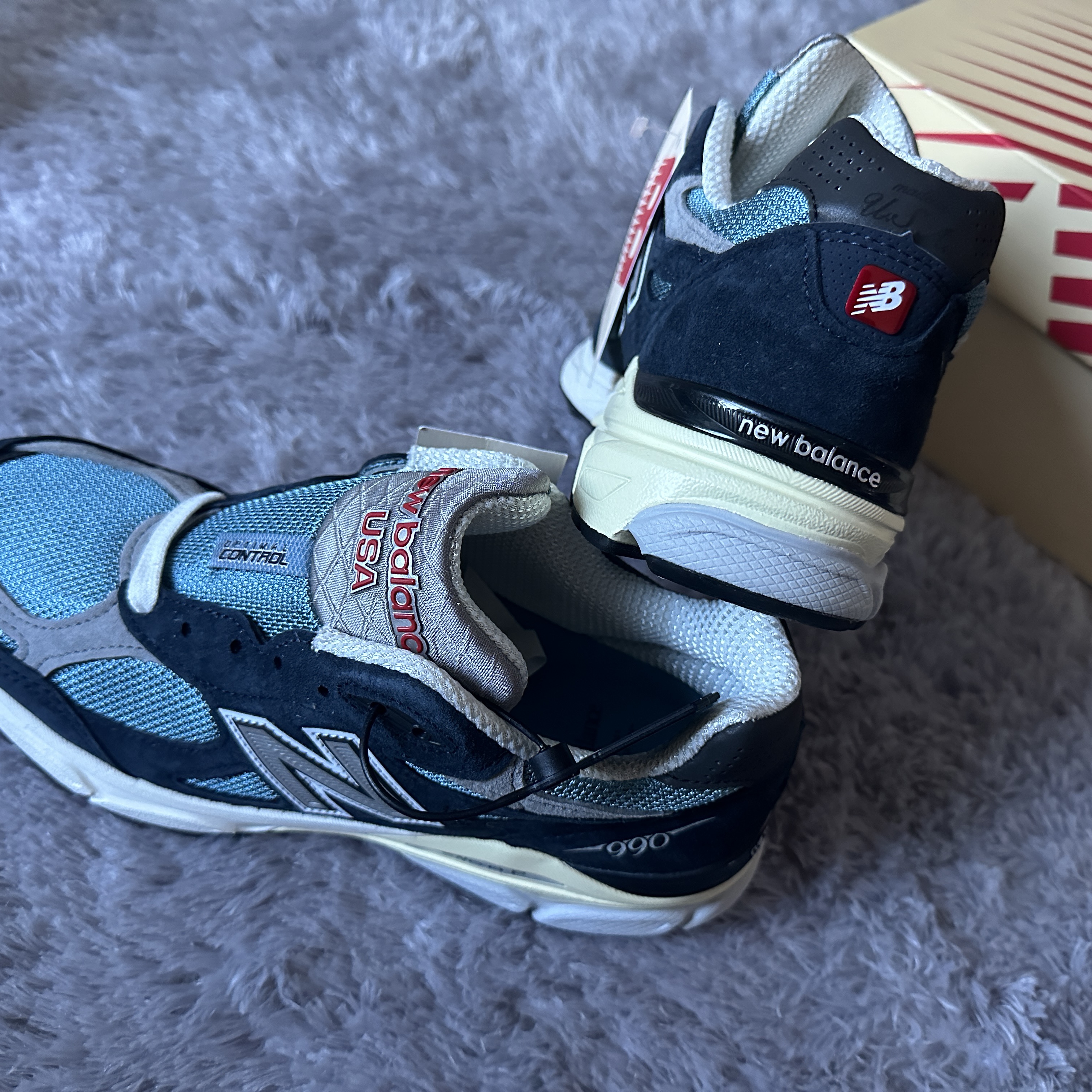 New Balance 990v3 Made in USA Navy Spring Tide 착용 스타일 - 1