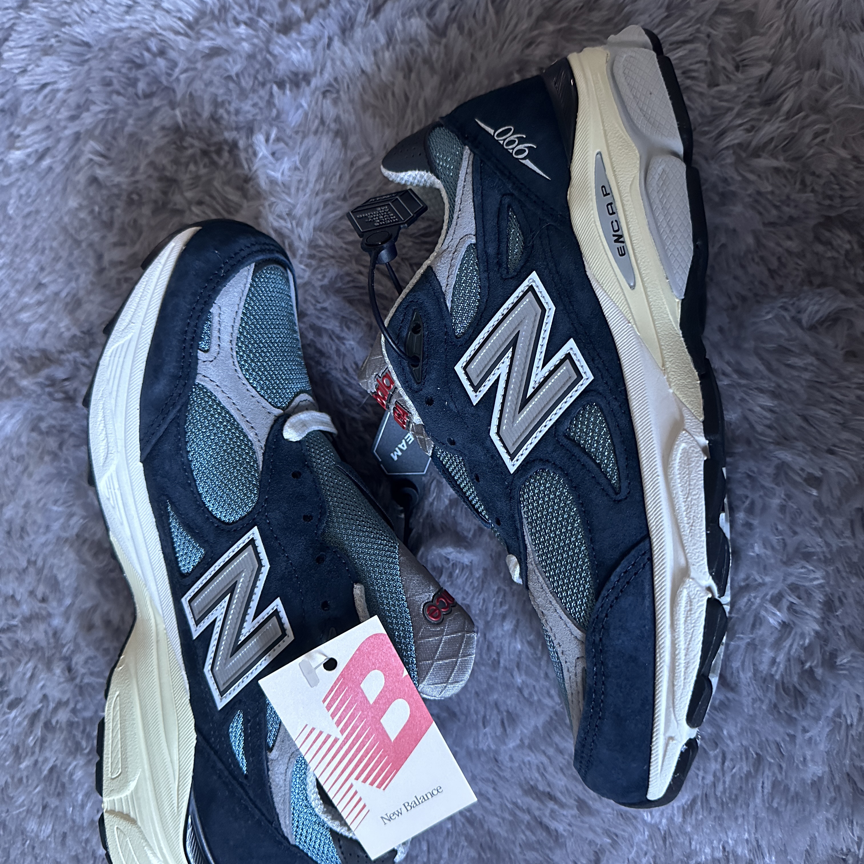 New Balance 990v3 Made in USA Navy Spring Tide 착용 스타일 - 2