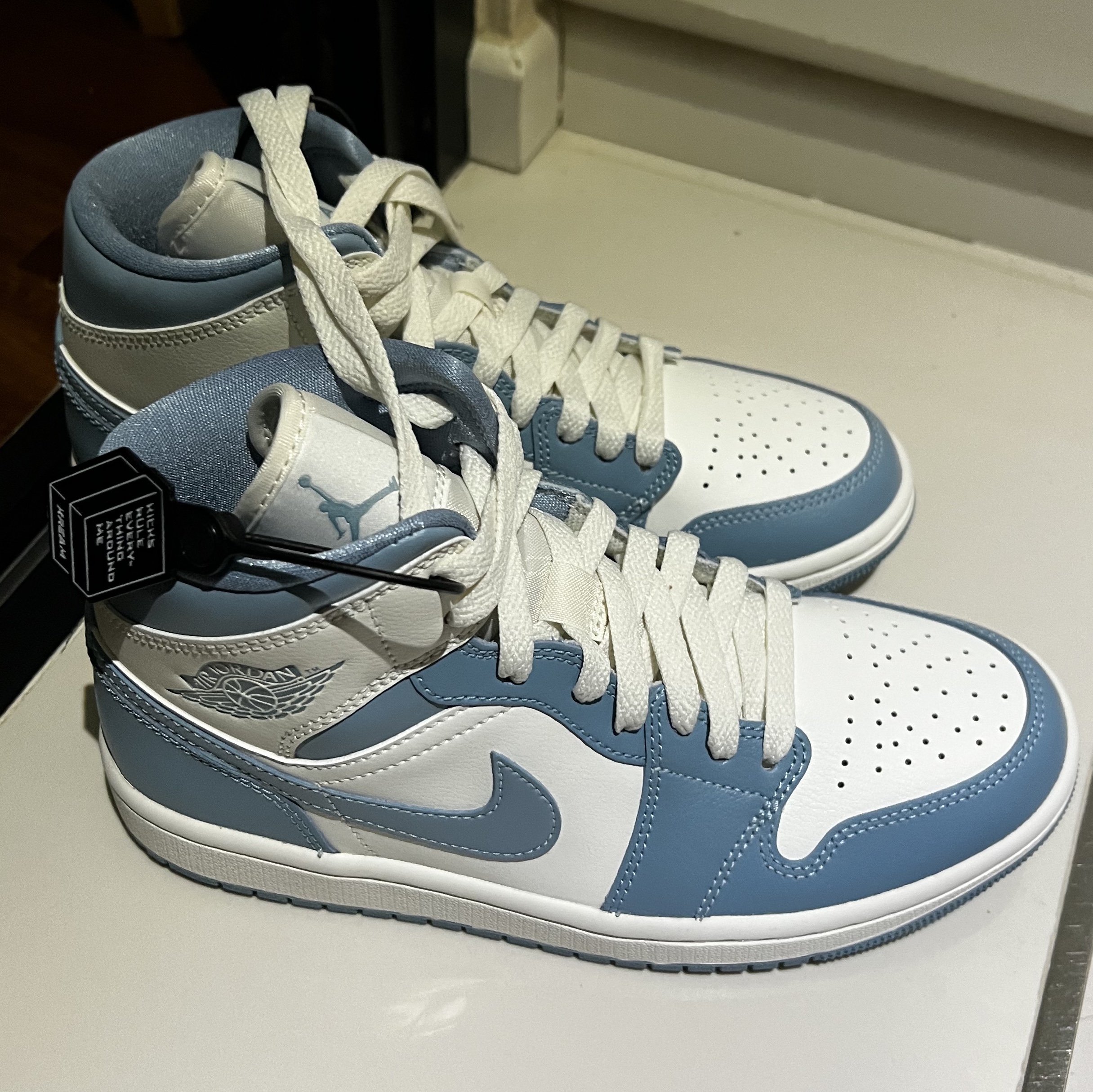 (W) Jordan 1 Mid Sail and Worn Blue 착용 스타일 - 1
