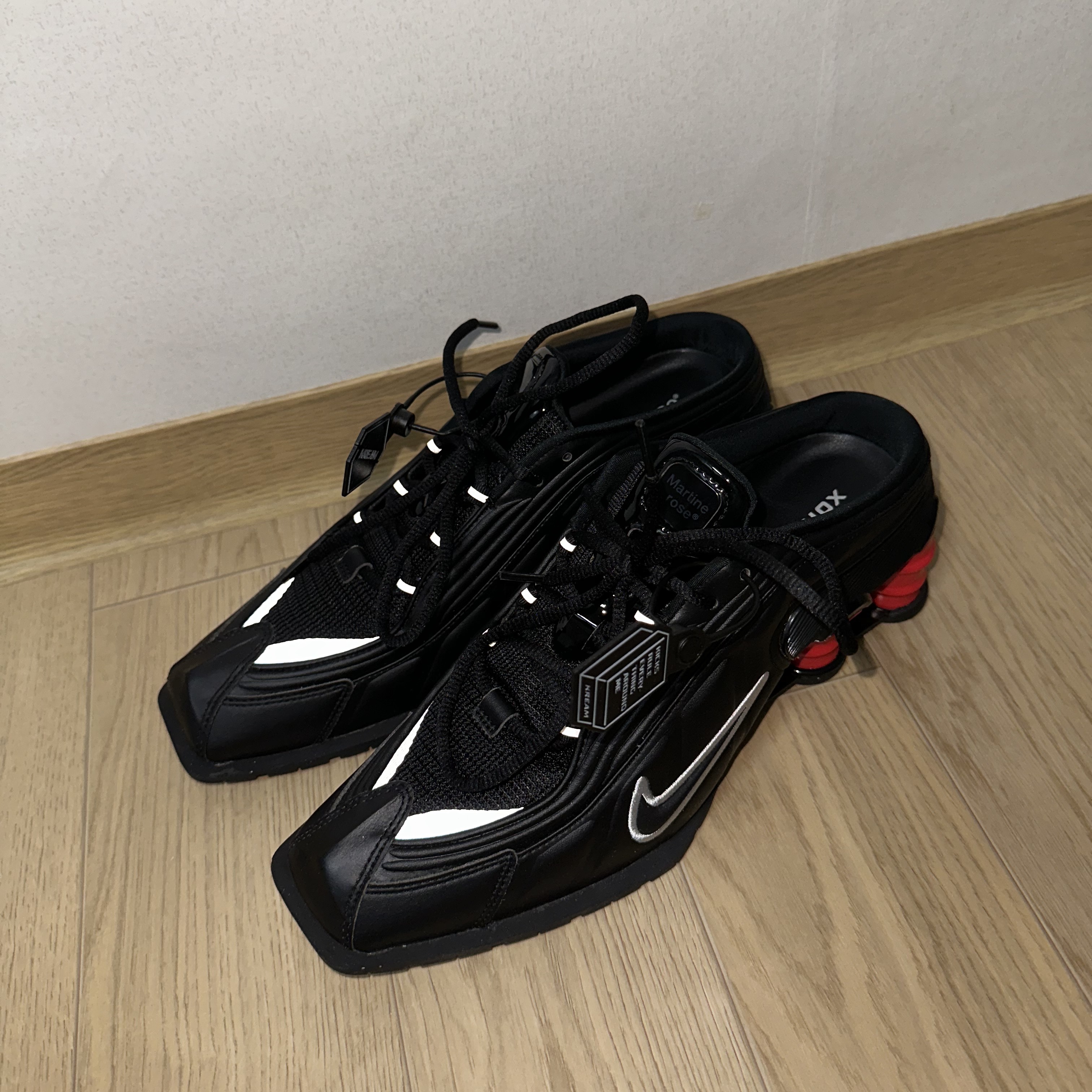Nike x Martine Rose Shox MR4 Black 착용 스타일 - 1