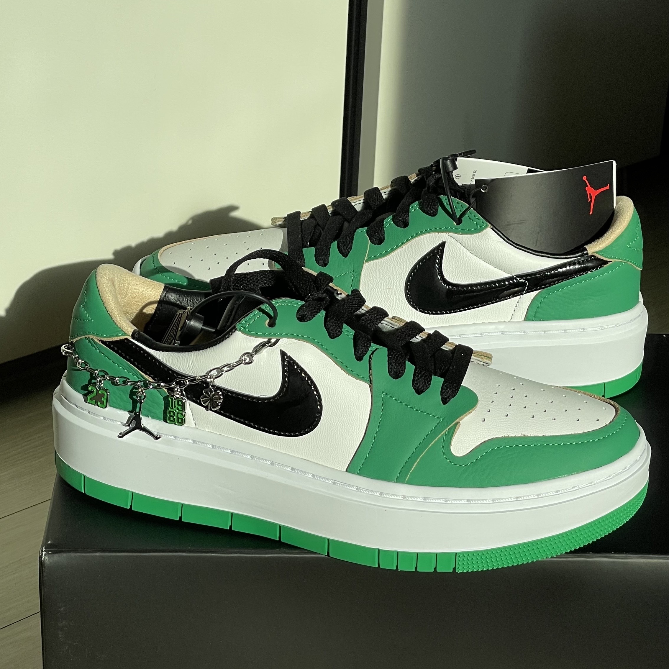 (W) Jordan 1 Elevate Low SE Lucky Green 착용 스타일 - 1