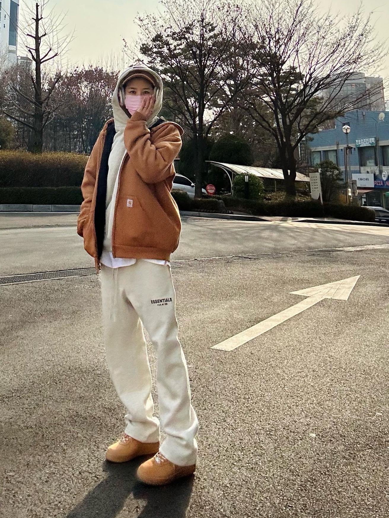Nike x Supreme Air Force 1 Low Flax, Essentials The Core Collection Hoodie Light Oatmeal 착용 스타일 - 3