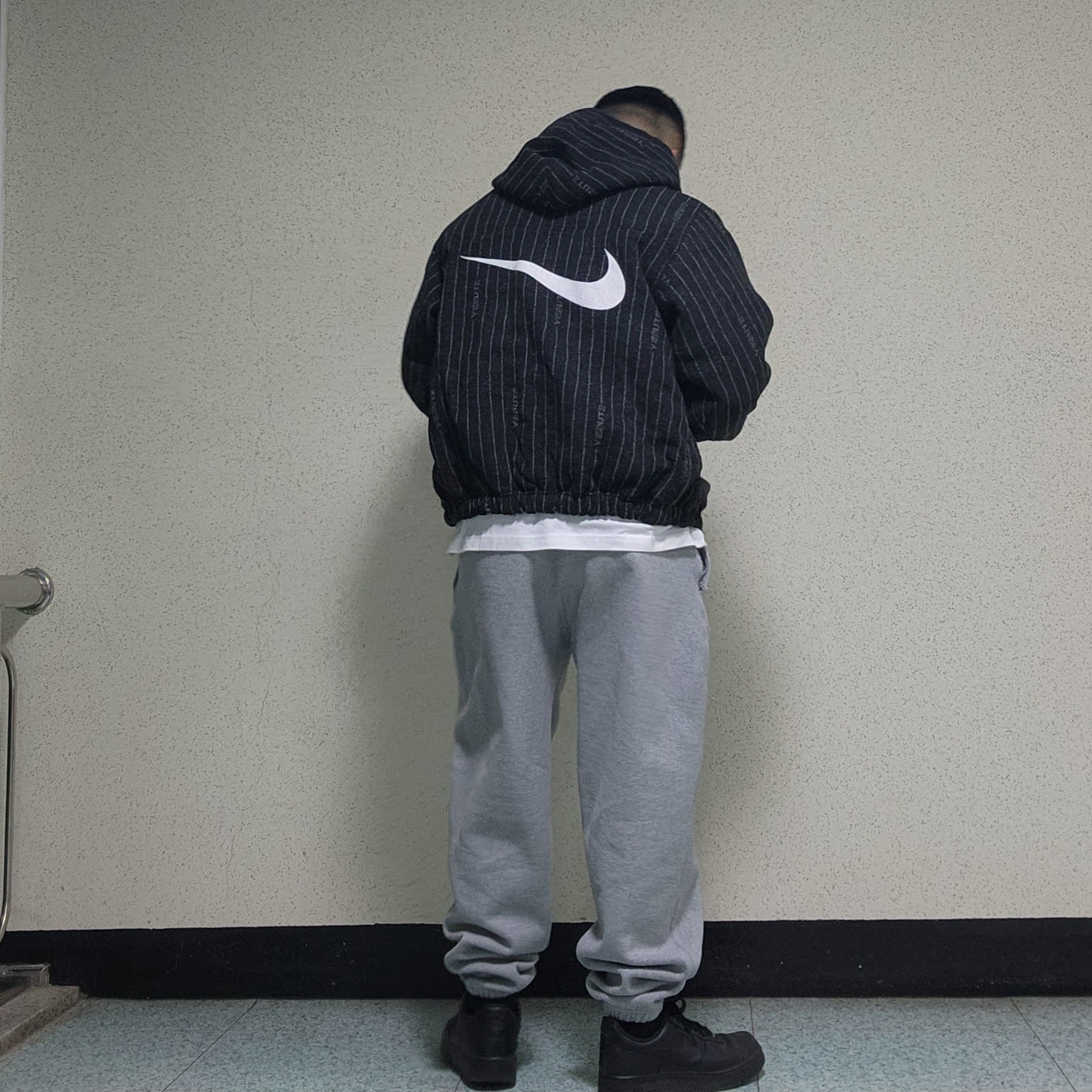 Nike x Stussy NRG Striped Wool Jacket Black (DR4023-010), Nike x Stussy NRG RA Fleece Pants Dark Grey Heather (DJ9490-063) 착용 스타일 - 2