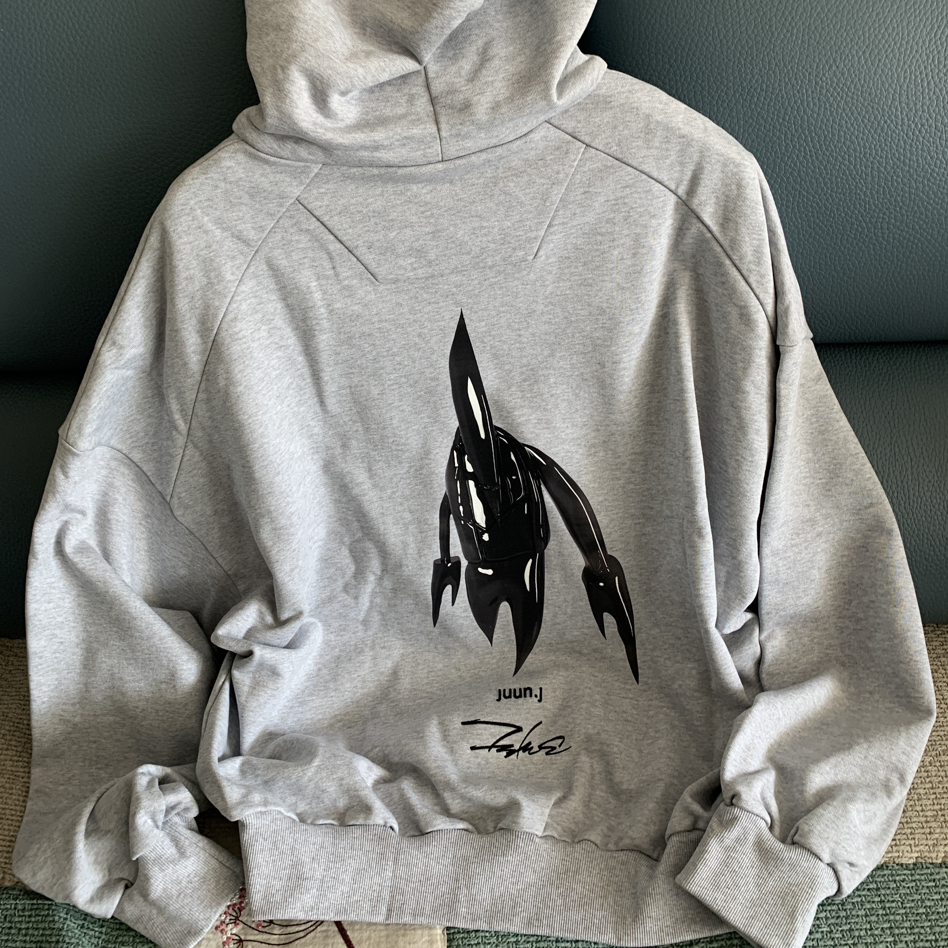 Juun.J x Hybe Insight x Futura Signature Oversized Hooded Sweatshirt Grey 착용 스타일 - 1