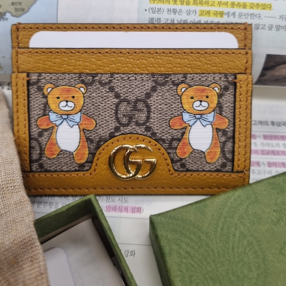 Gucci x Kai Card Case Beige 착용 스타일 - 1