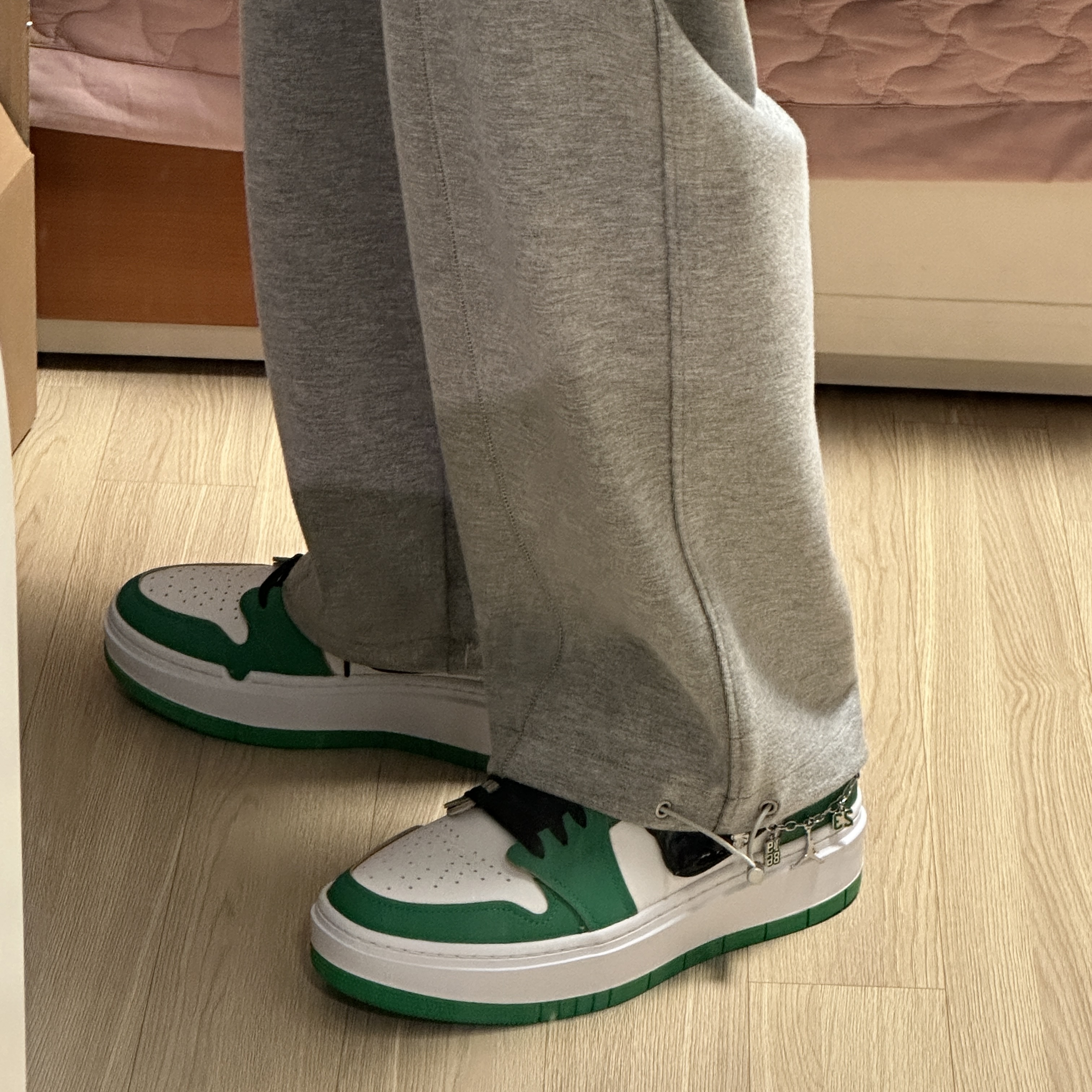 (W) Jordan 1 Elevate Low SE Lucky Green, (W) Jordan 1 Retro High OG Lucky Green 착용 스타일 - 2