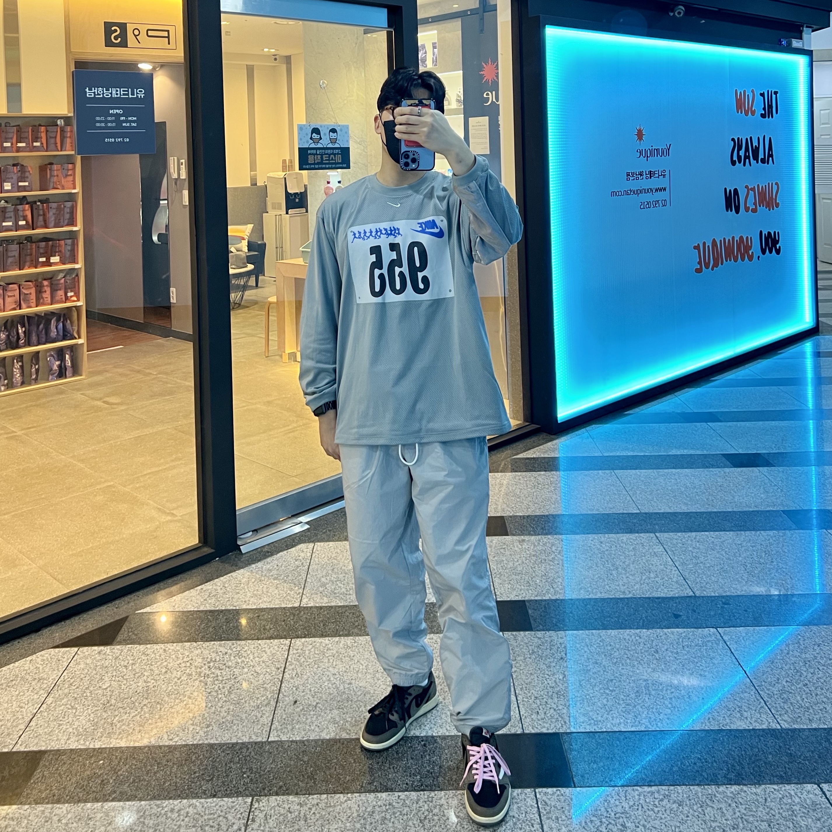 Jordan 1 x Travis Scott Retro Low OG SP Mocha, Nike M NRG Track Pants Grey 착용 스타일