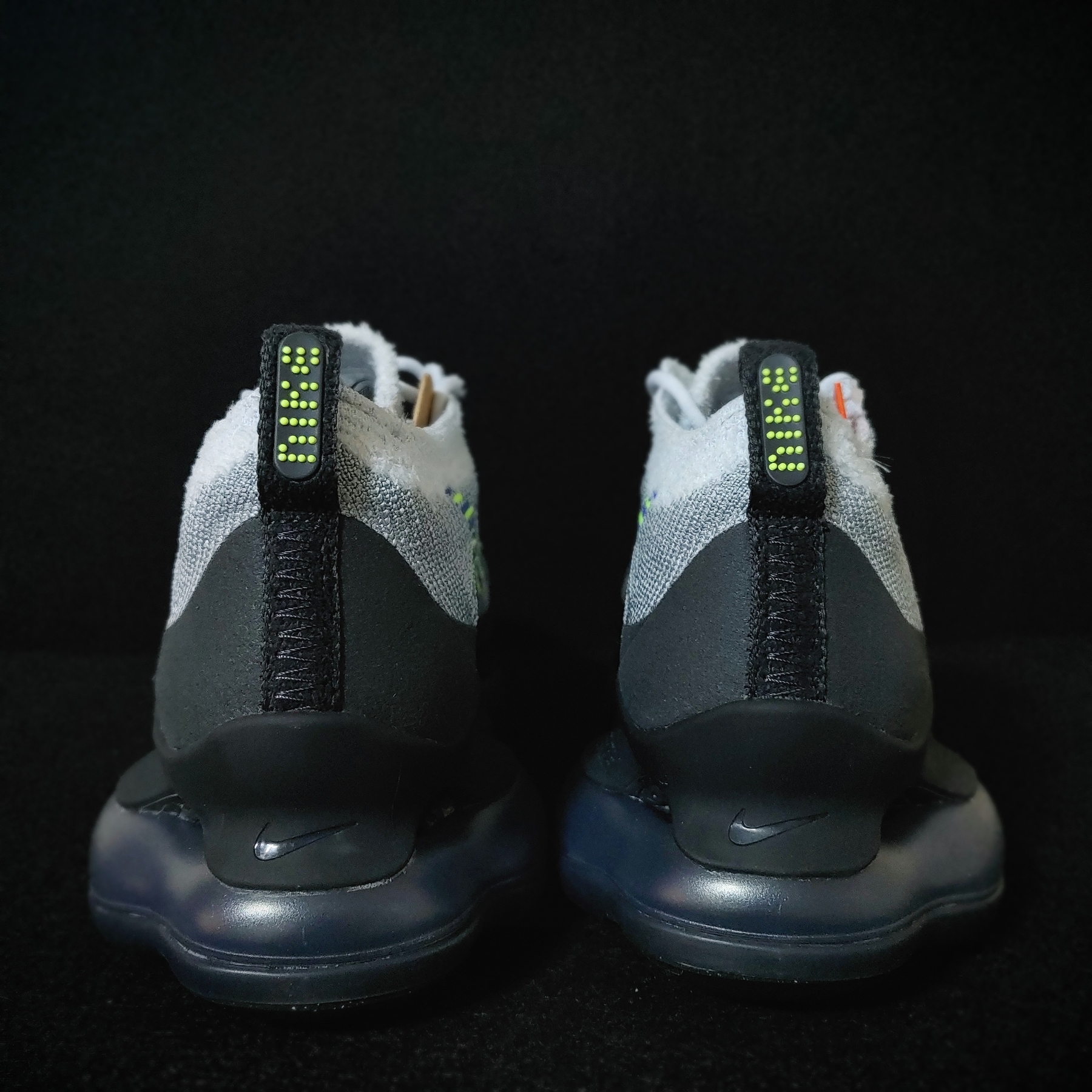 Nike Air Max Scorpion Flyknit Dark Smoke Grey 착용 스타일 - 3