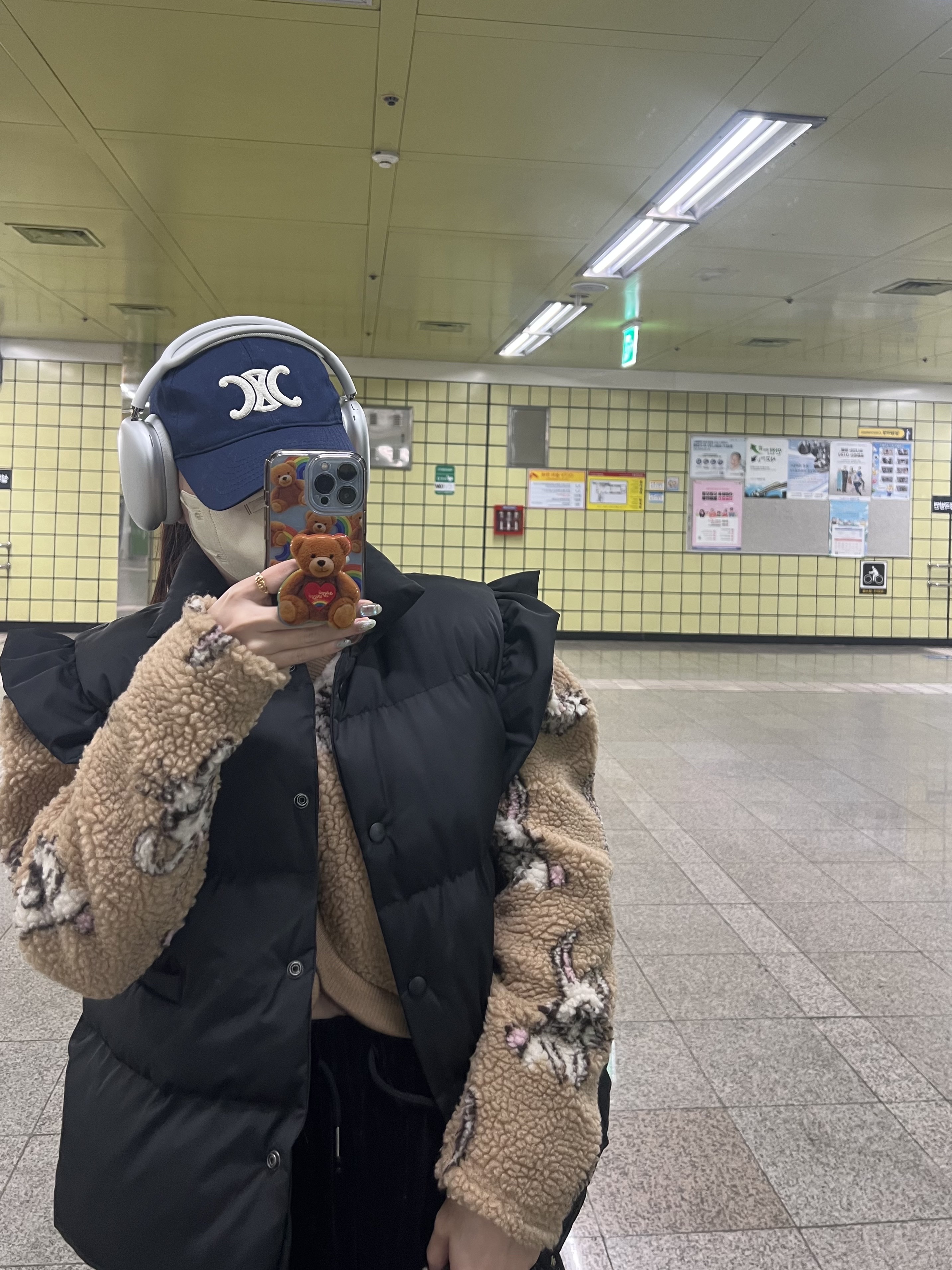 (W) UGG Classic Clear Mini Boots Natural Black, Apple AirPods Max Lightning Silver (Korean Ver.) 착용 스타일 - 2