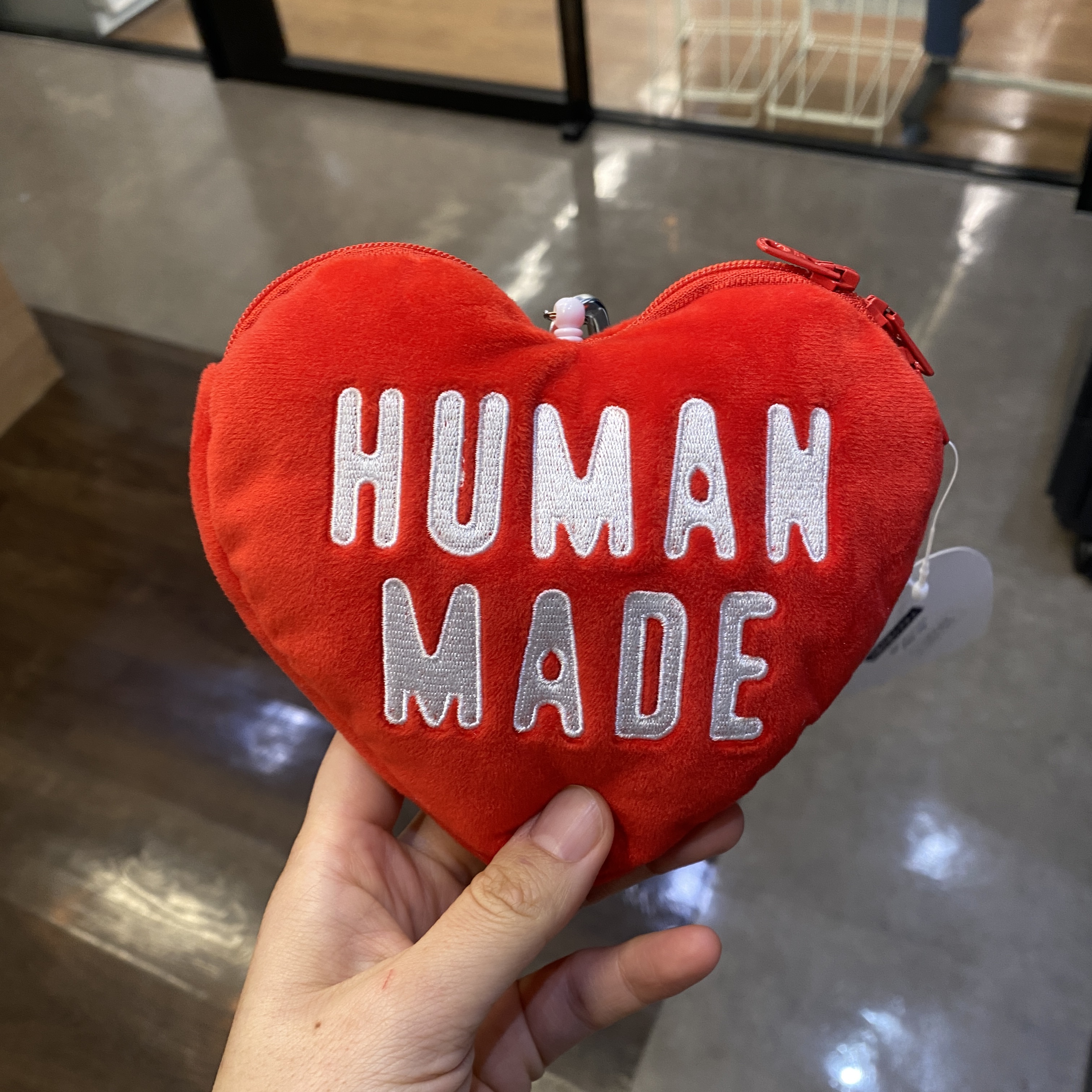 Human Made Heart Pass Holder Red 착용 스타일