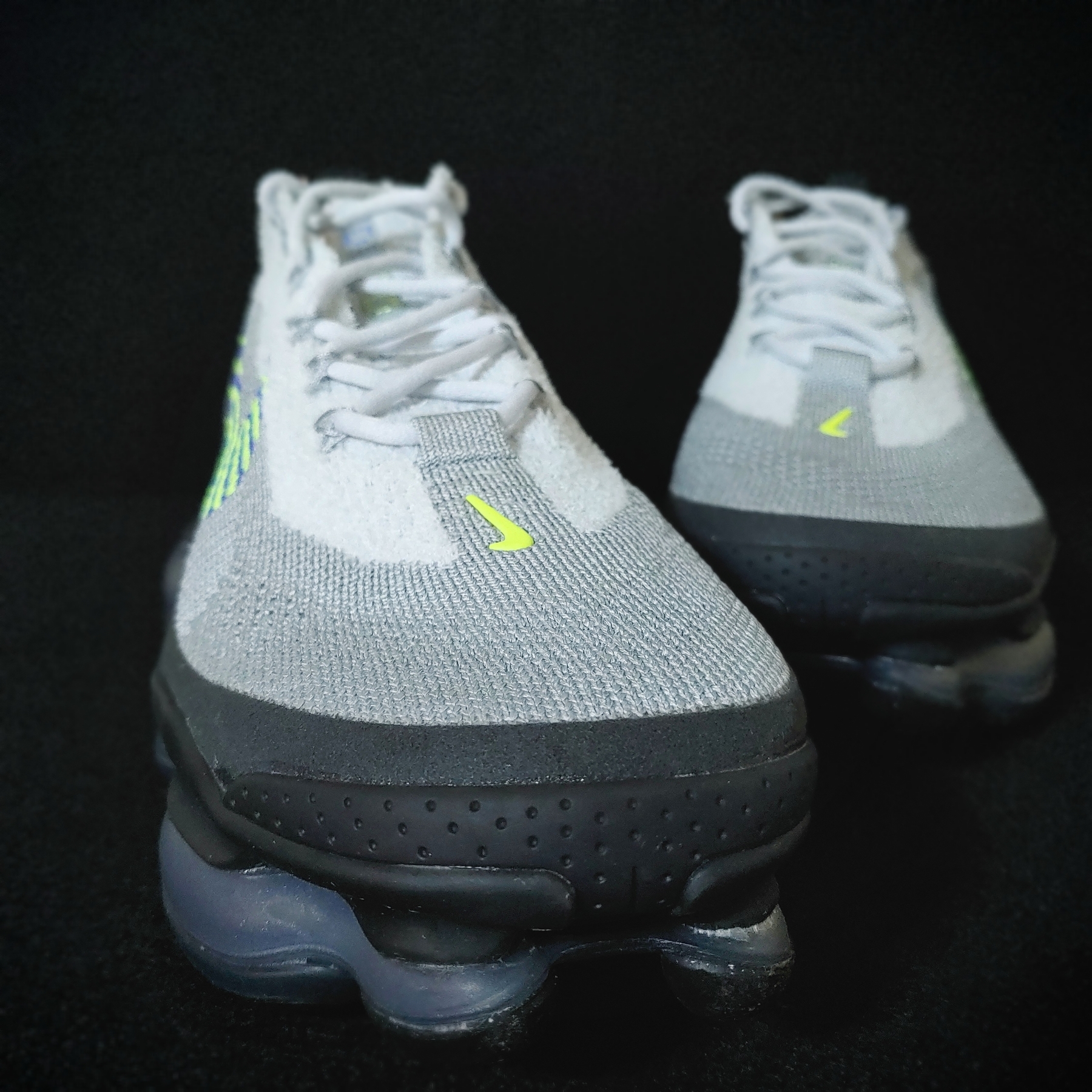 Nike Air Max Scorpion Flyknit Dark Smoke Grey 착용 스타일 - 5
