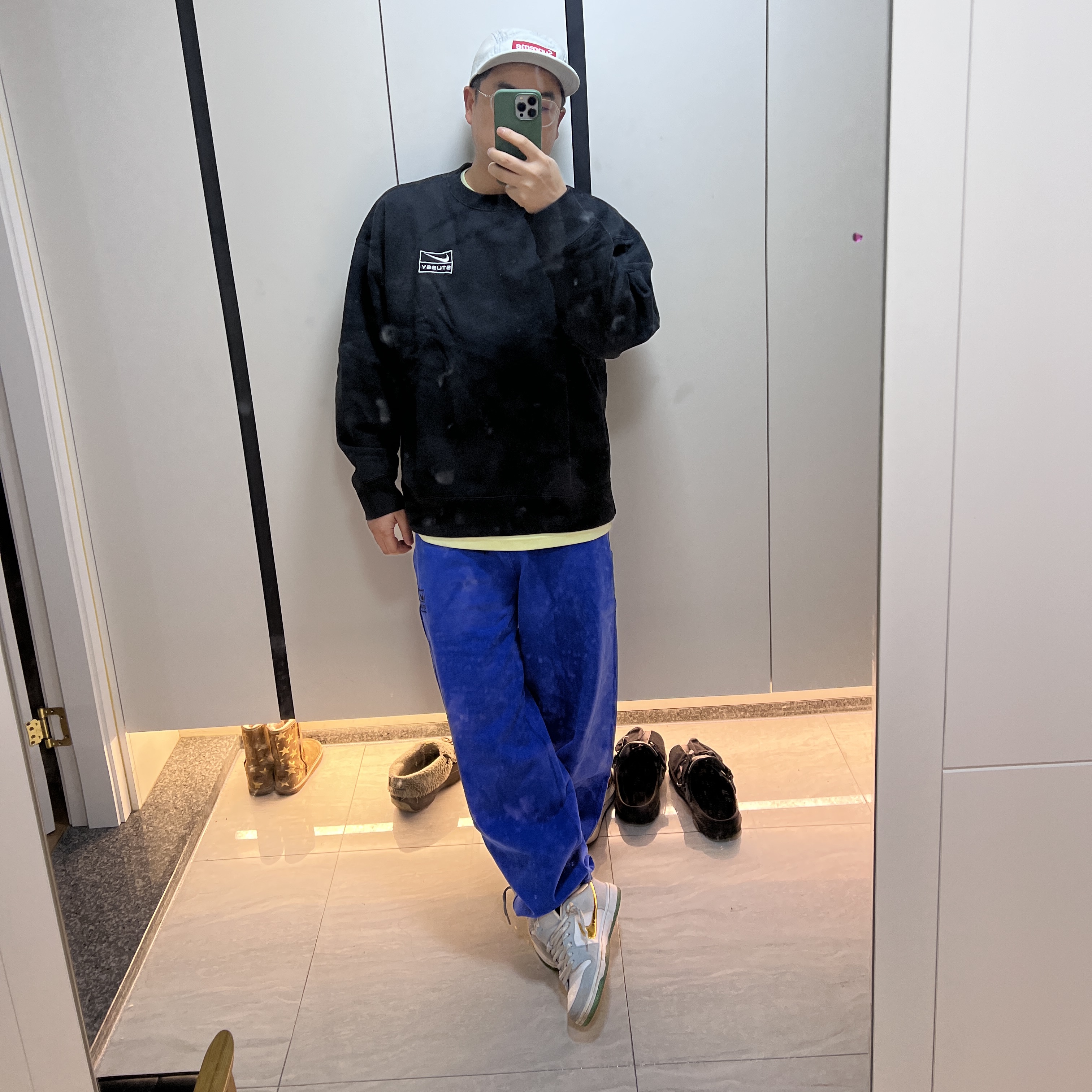 Nike x Stussy NRG Washed Fleece Crewneck Black (DO5310-010), Nike x Stussy NRG Acid Washed Fleece Pants Game Royal (DR4025-480) 착용 스타일