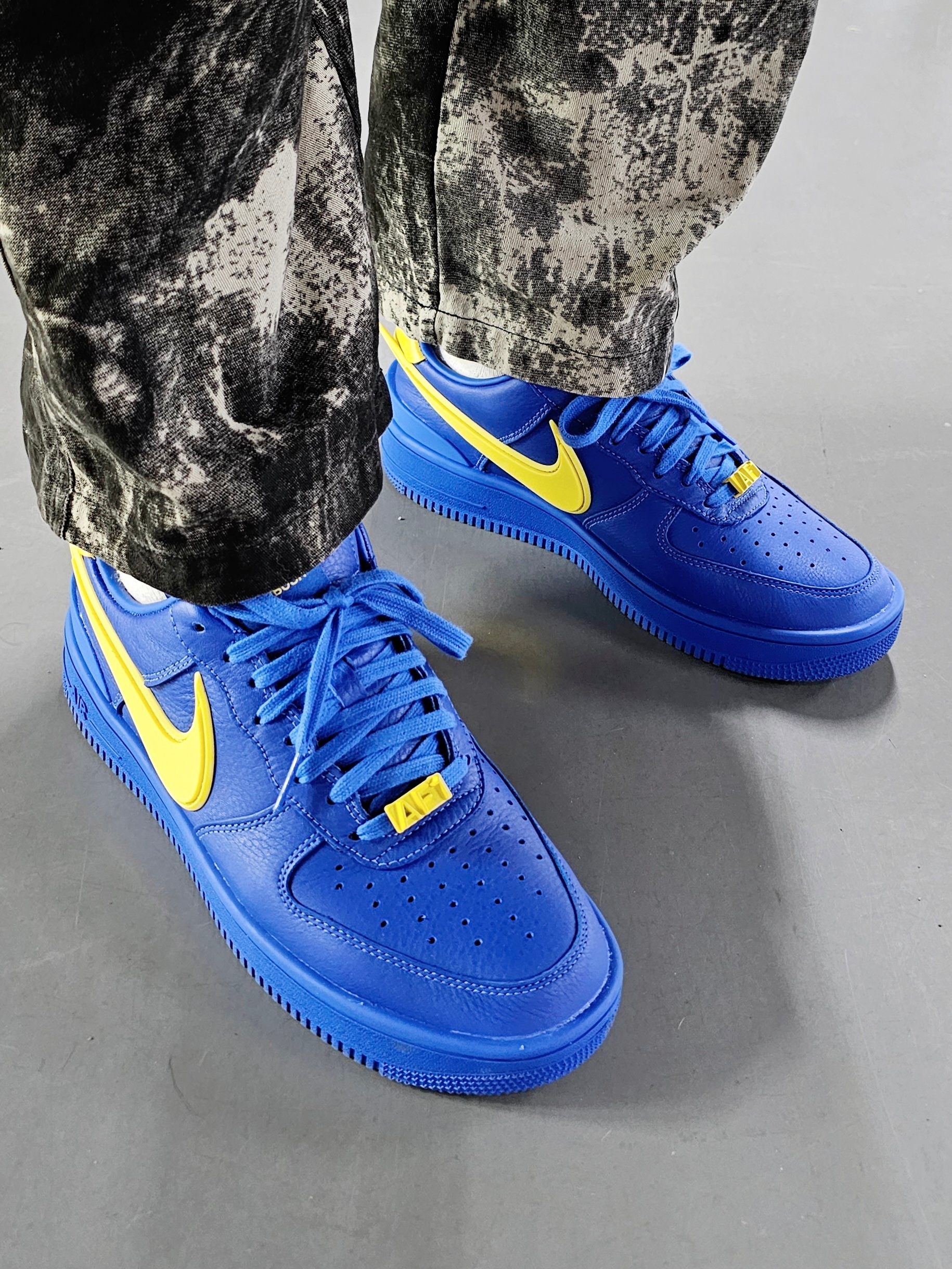 Nike x Ambush Air Force 1 Low SP Game Royal and Vivid Sulfur 착용 스타일