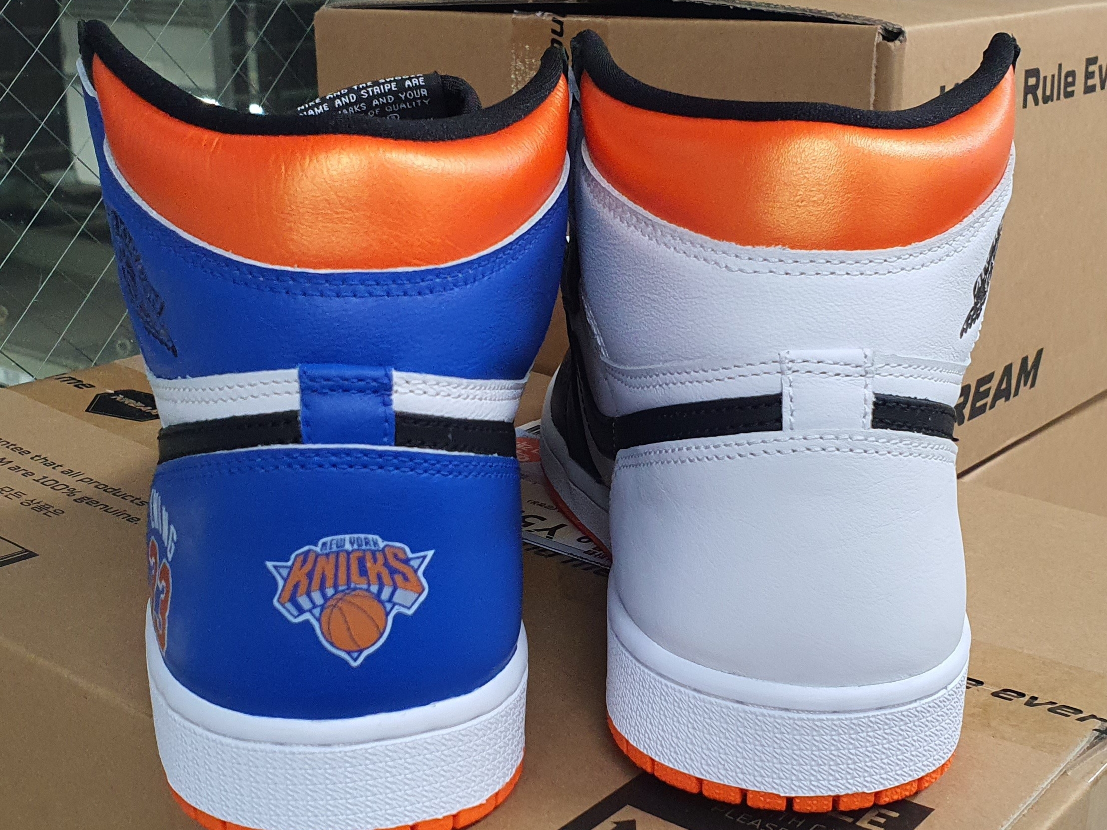 Jordan 1 Retro High OG Electro Orange 착용 스타일 - 4