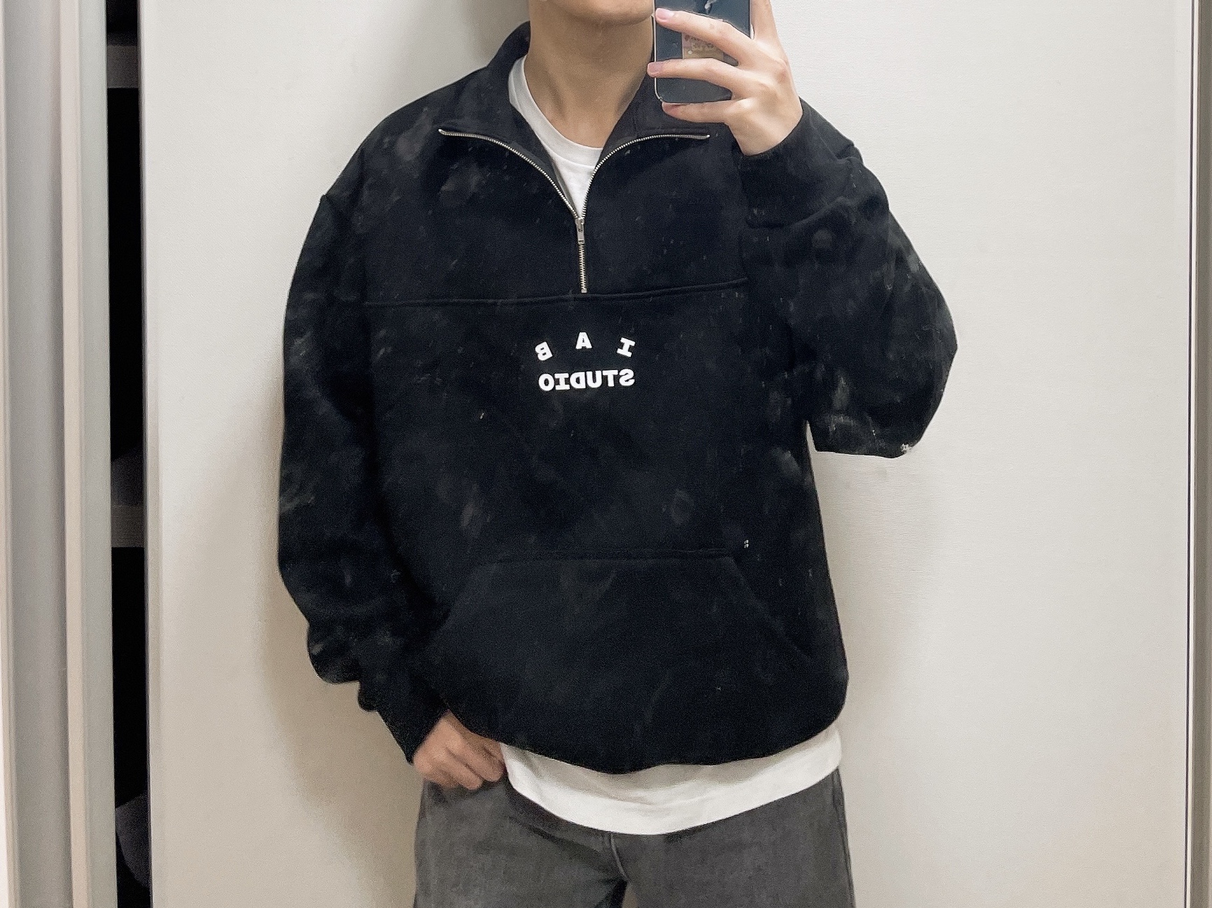 IAB Studio Half Zip-Up Black White 착용 스타일