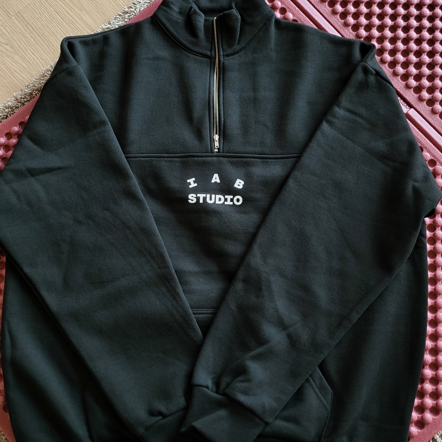 IAB Studio Half Zip-Up Black White 착용 스타일 - 2