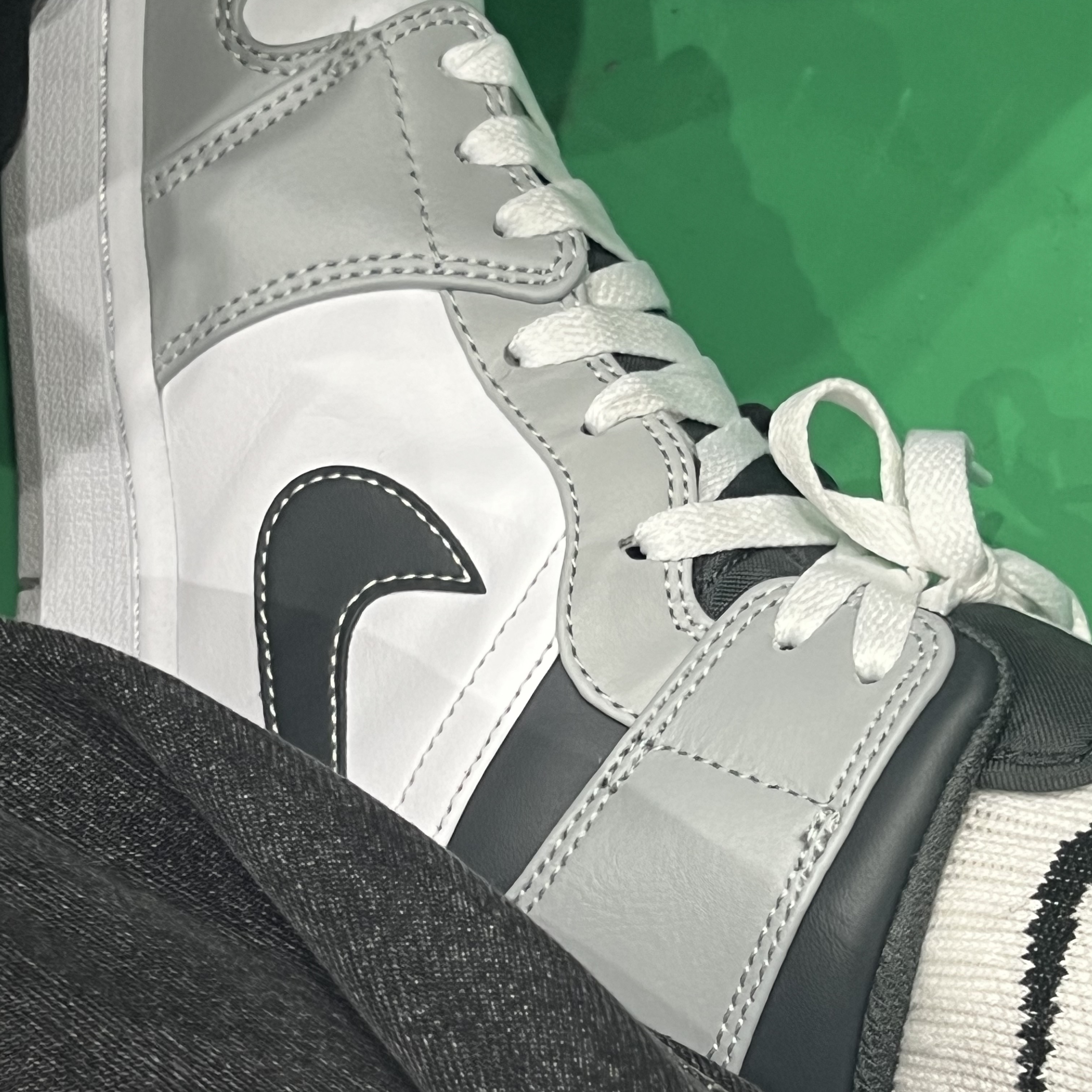 Jordan 1 Mid Light Smoke Grey Anthracite 착용 스타일
