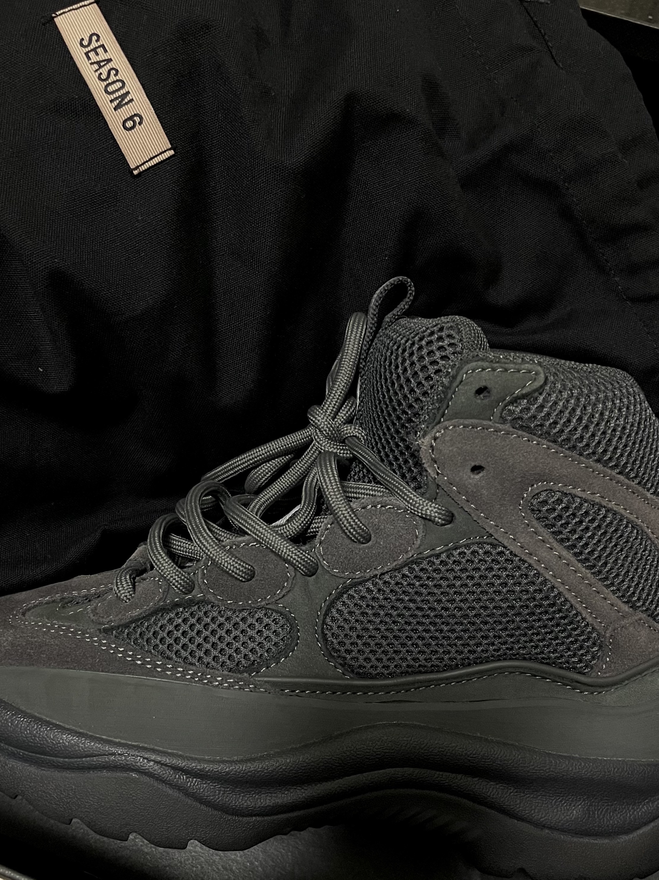 Yeezy Season 6 Desert Boot Graphite 착용 스타일 - 1