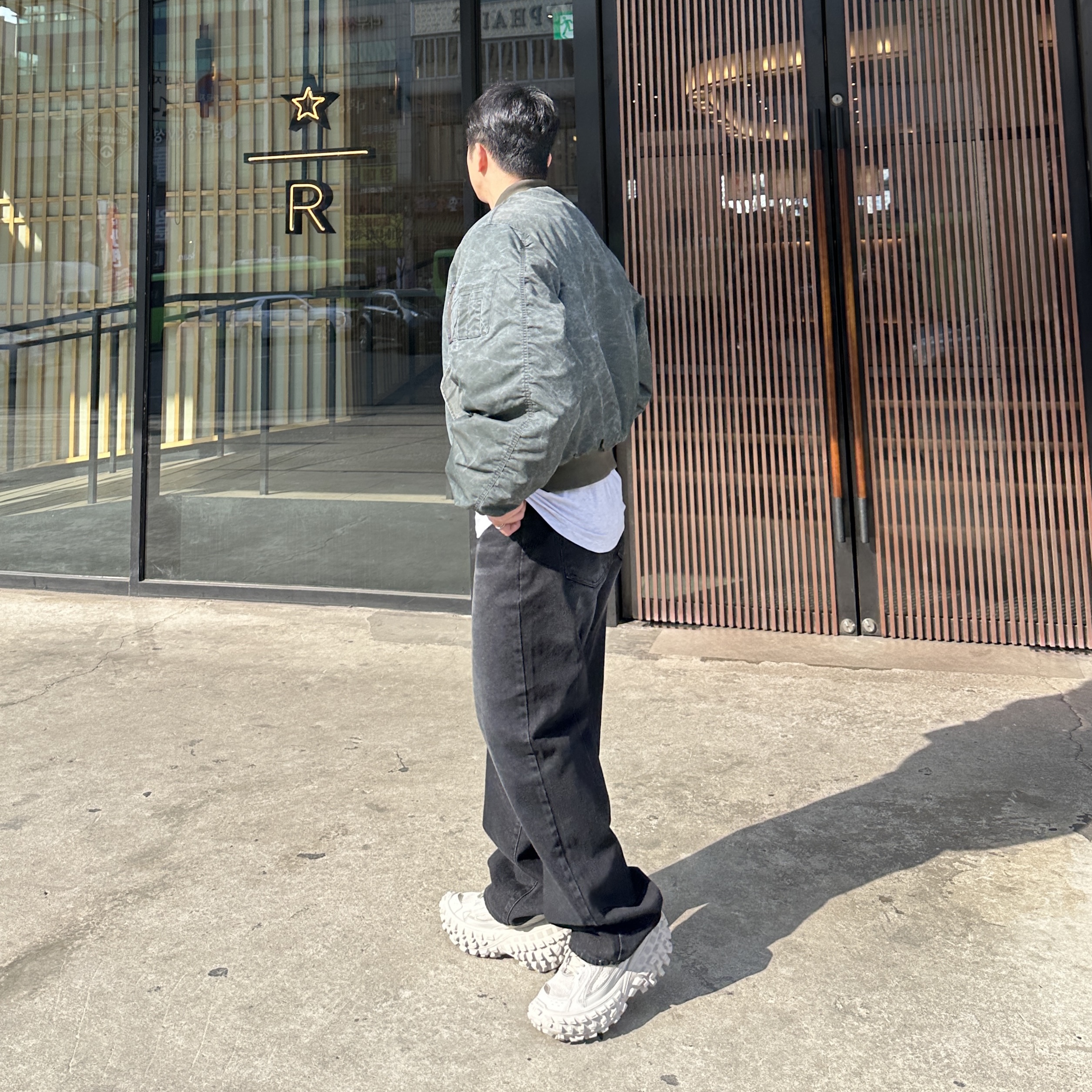 Balenciaga Defender Sneakers Beige 착용 스타일 - 3