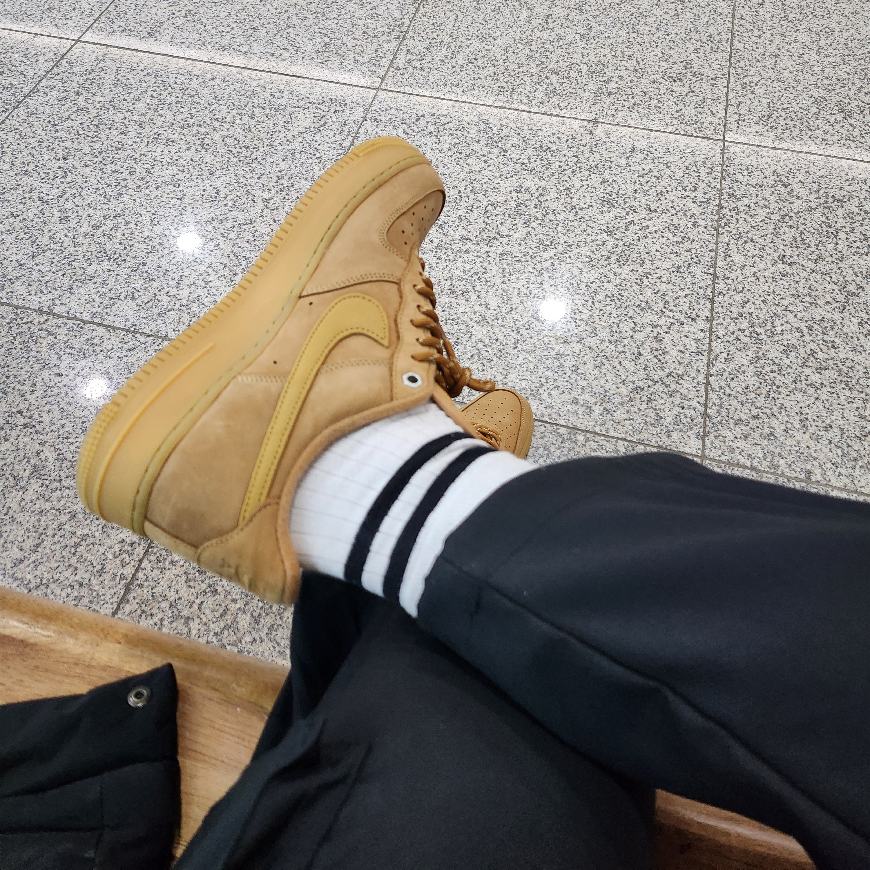 Nike Air Force 1 '07 WB Flax 착용 스타일