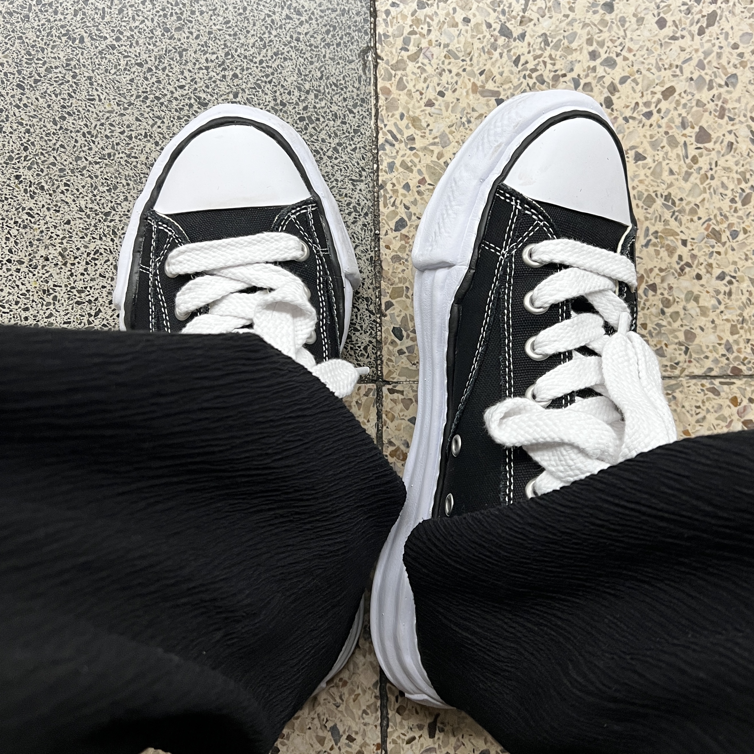 Maison Mihara Yasuhiro Peterson OG Sole Canvas Low Sneakers Black 착용 스타일