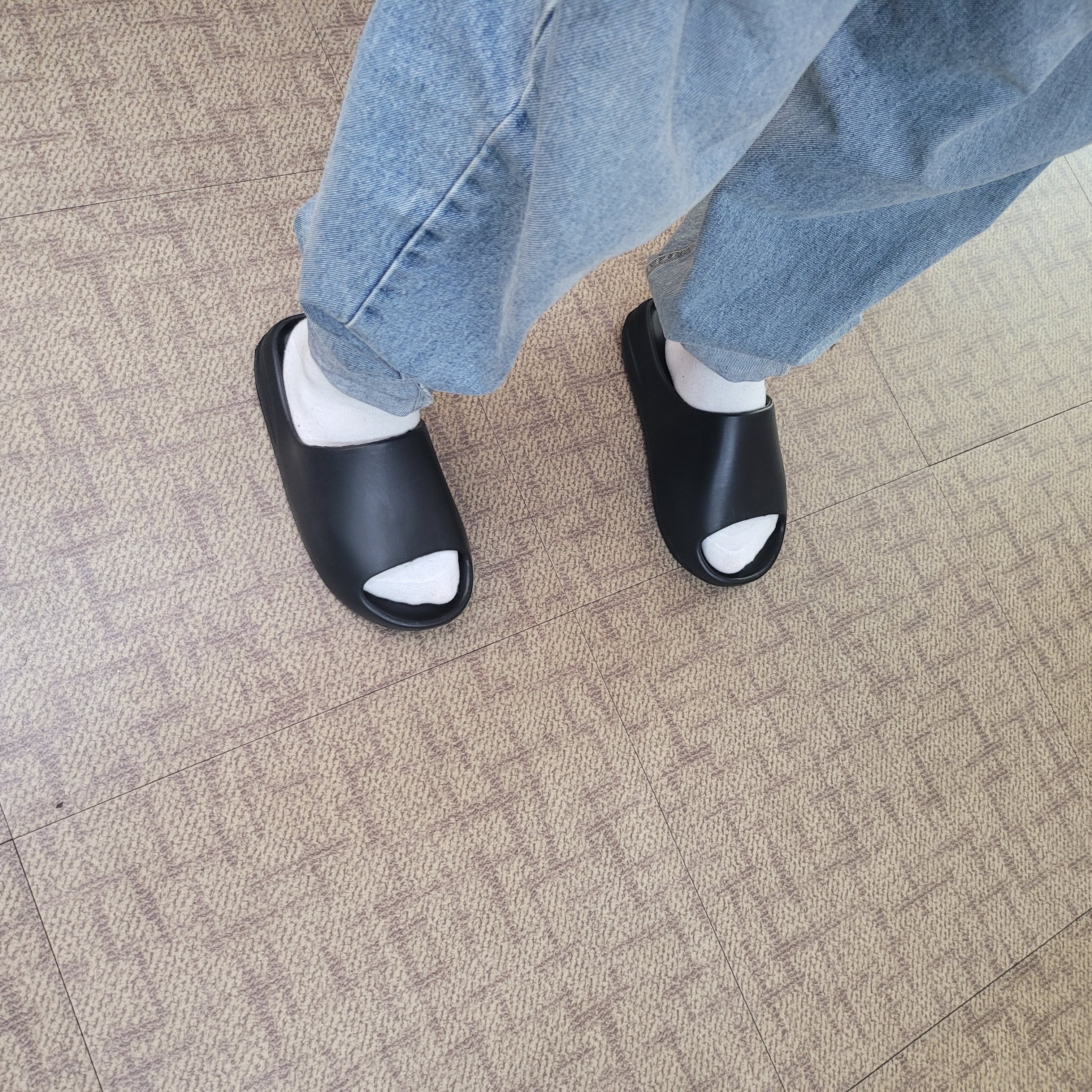 Adidas Yeezy Slide Onyx 착용 스타일 - 1