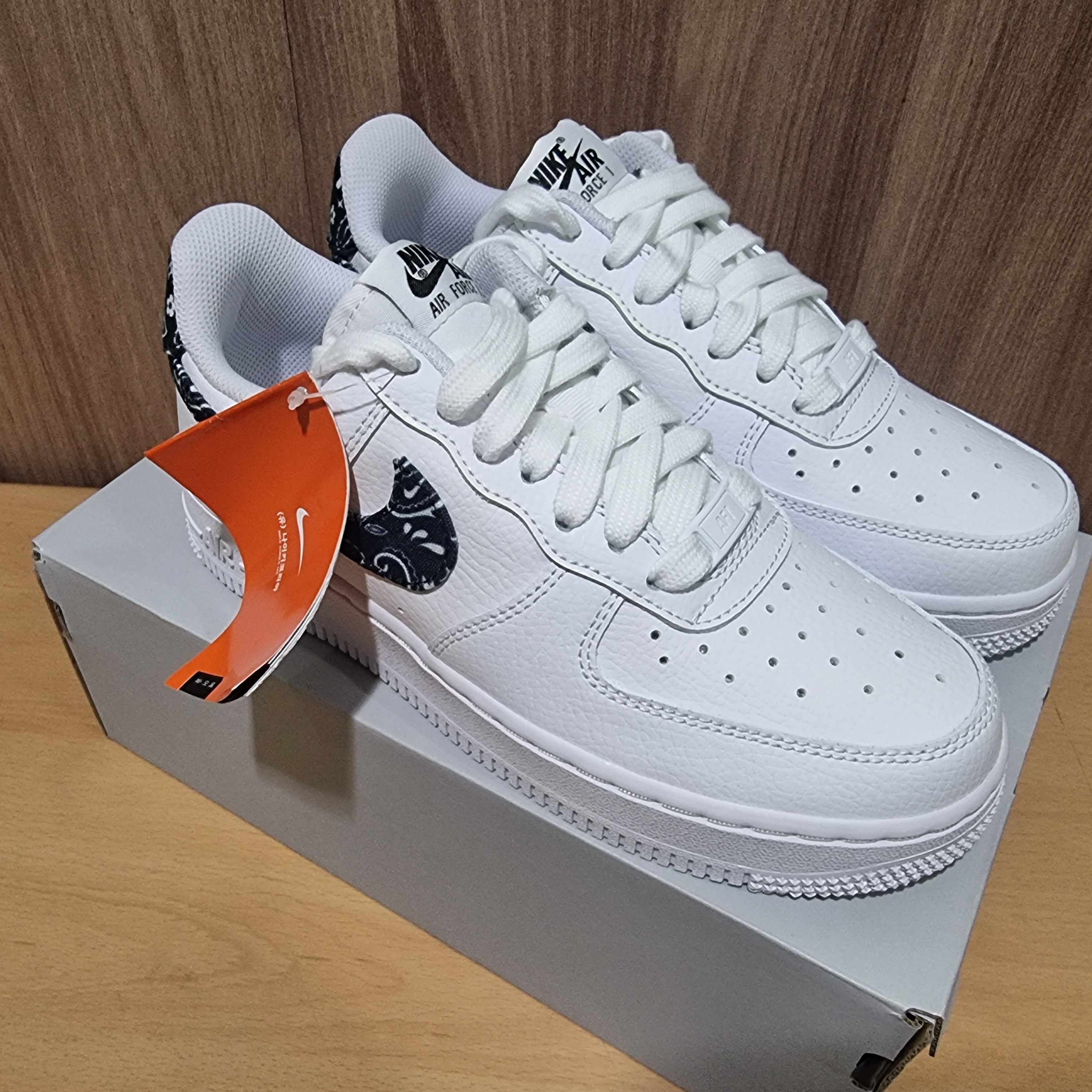 (W) Nike Air Force 1 '07 Essential Paisley Swoosh White Black 착용 스타일 - 2