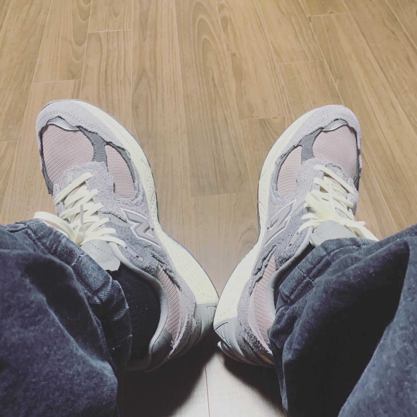 New Balance 2002R Protection Pack Zinc Eiffel Tower 착용 스타일 - 3
