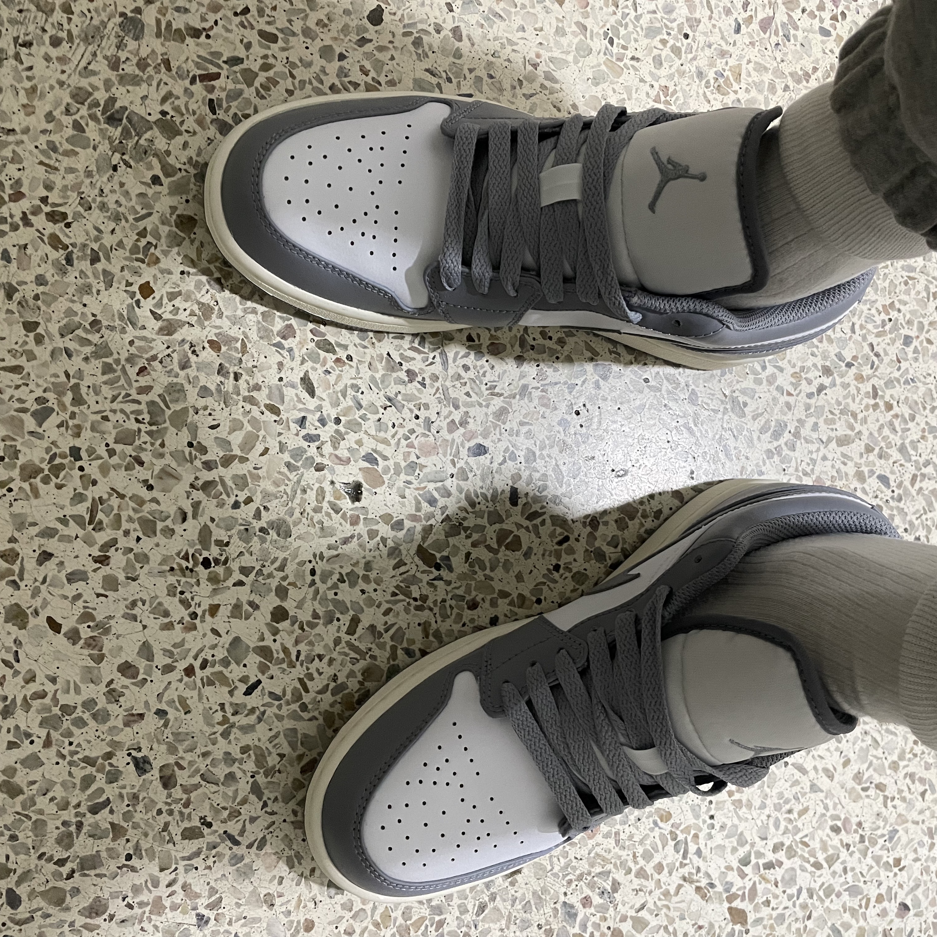 Jordan 1 Low Stealth and White 착용 스타일