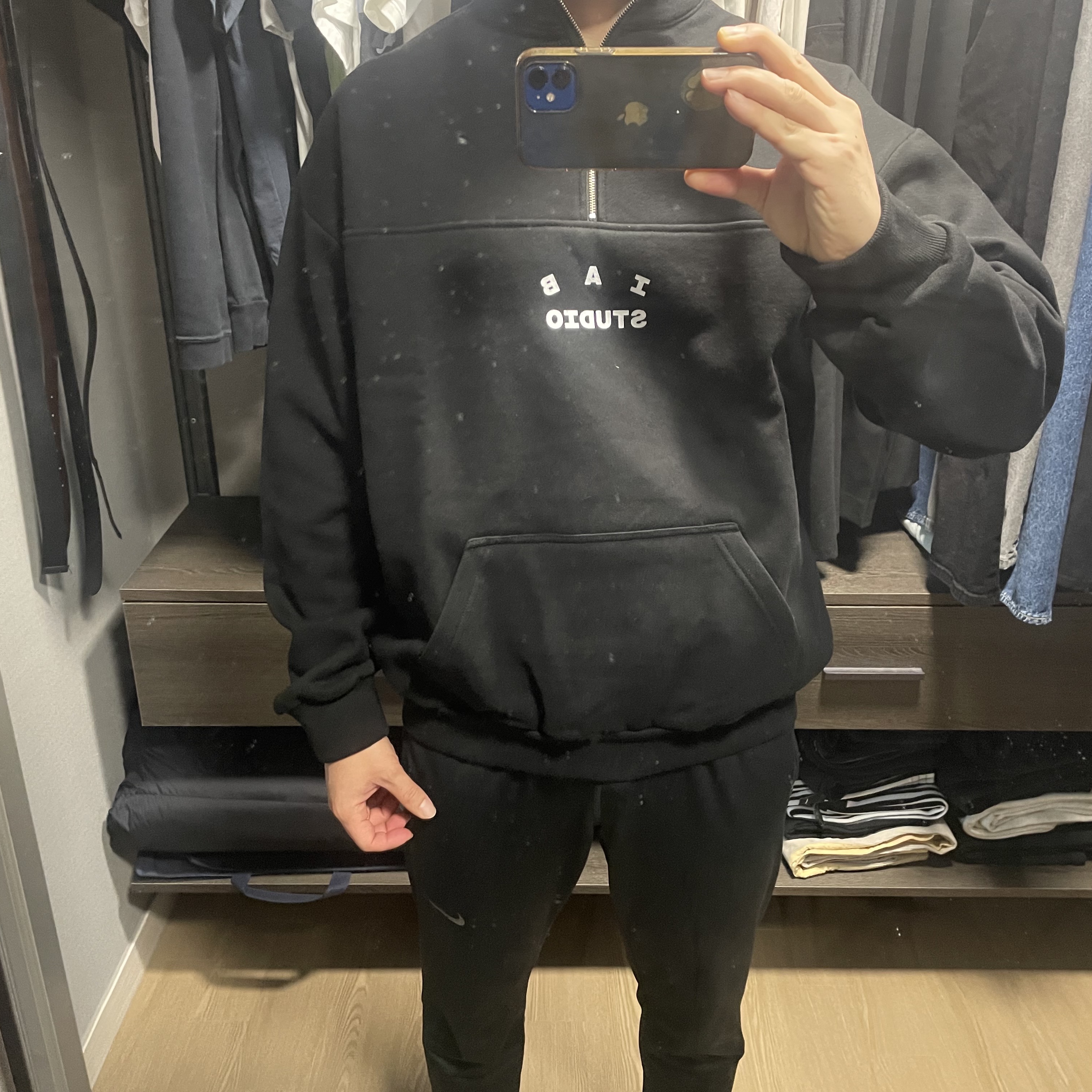 IAB Studio Half Zip-Up Black White 착용 스타일