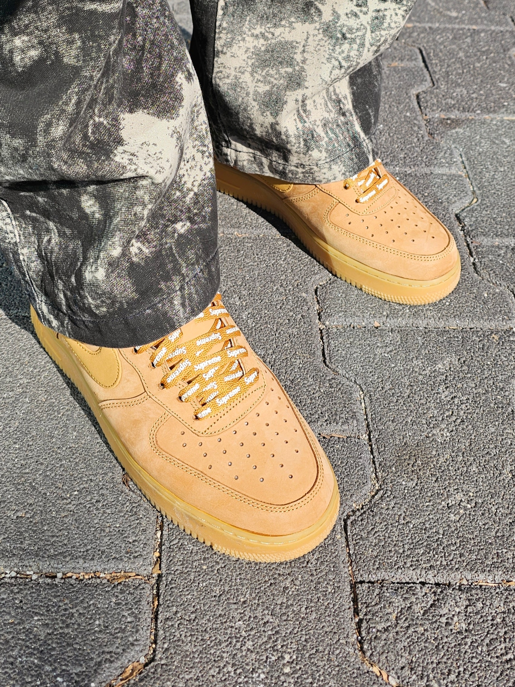 Nike x Supreme Air Force 1 Low Flax 착용 스타일
