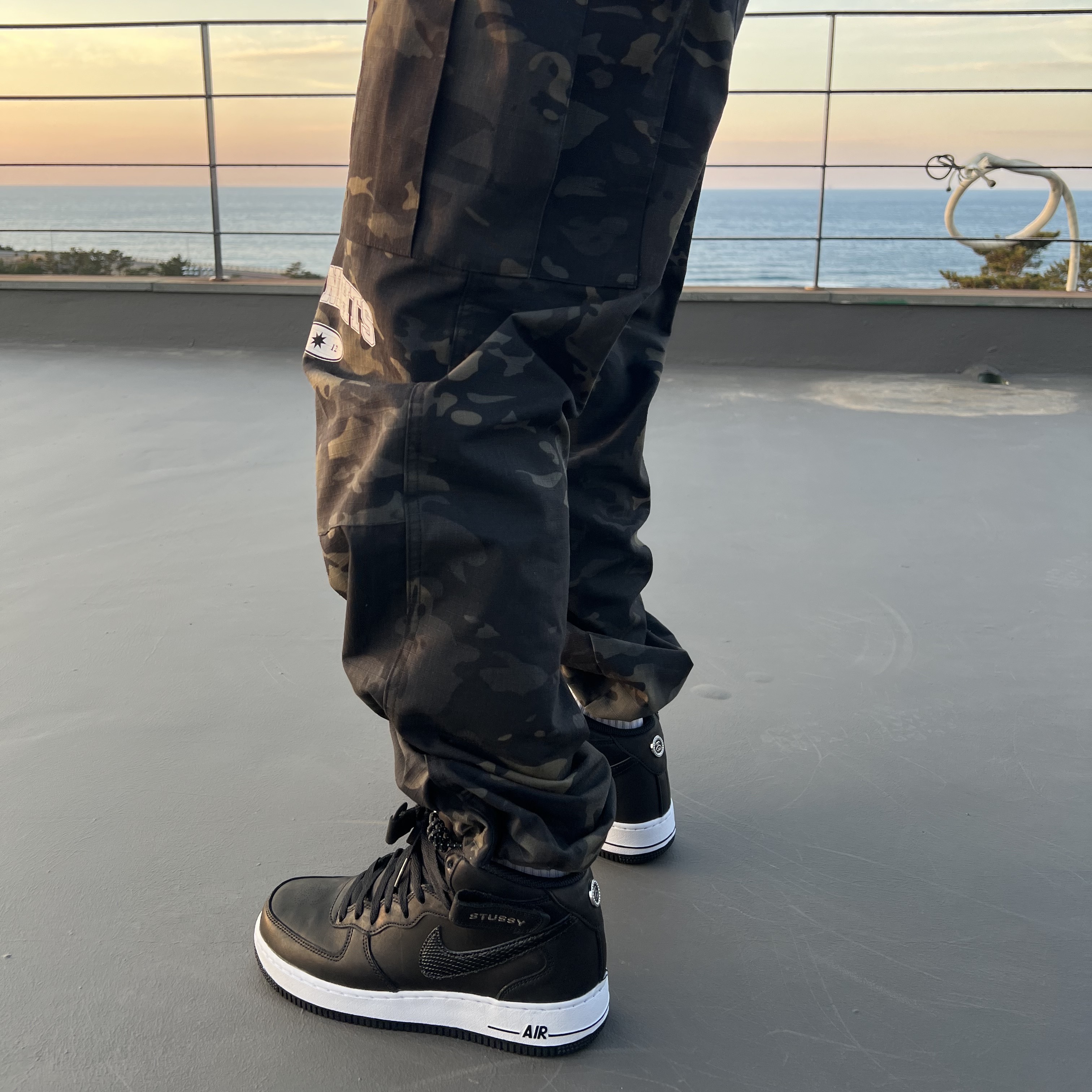 Nike x Stussy Air Force 1 '07 Mid SP Black 착용 스타일 - 2