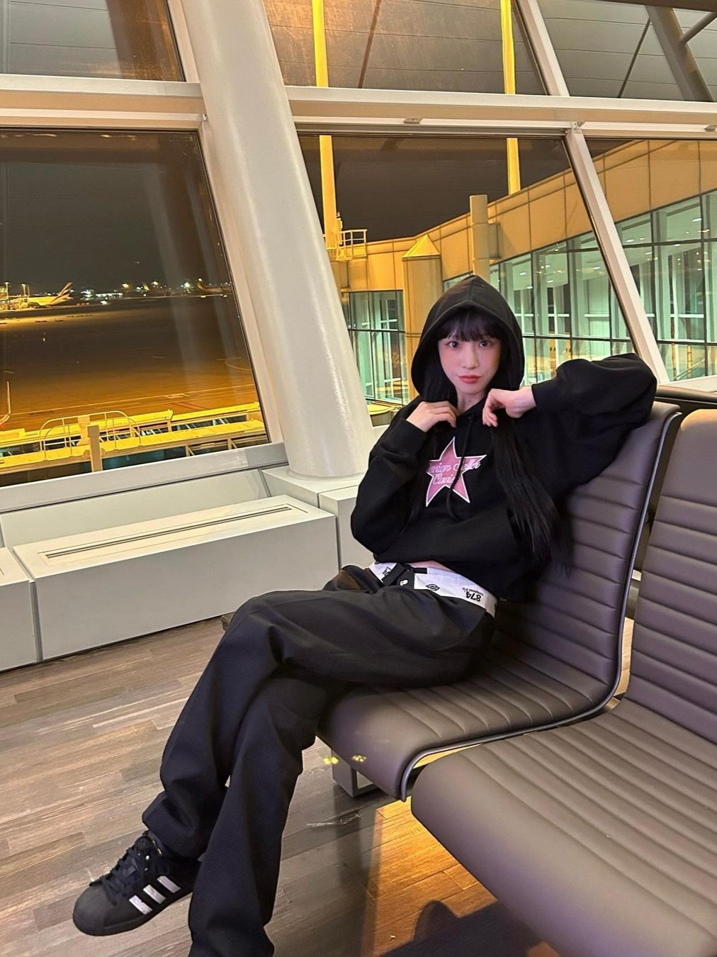 Adidas Superstar Core Black White 착용 스타일 - 1
