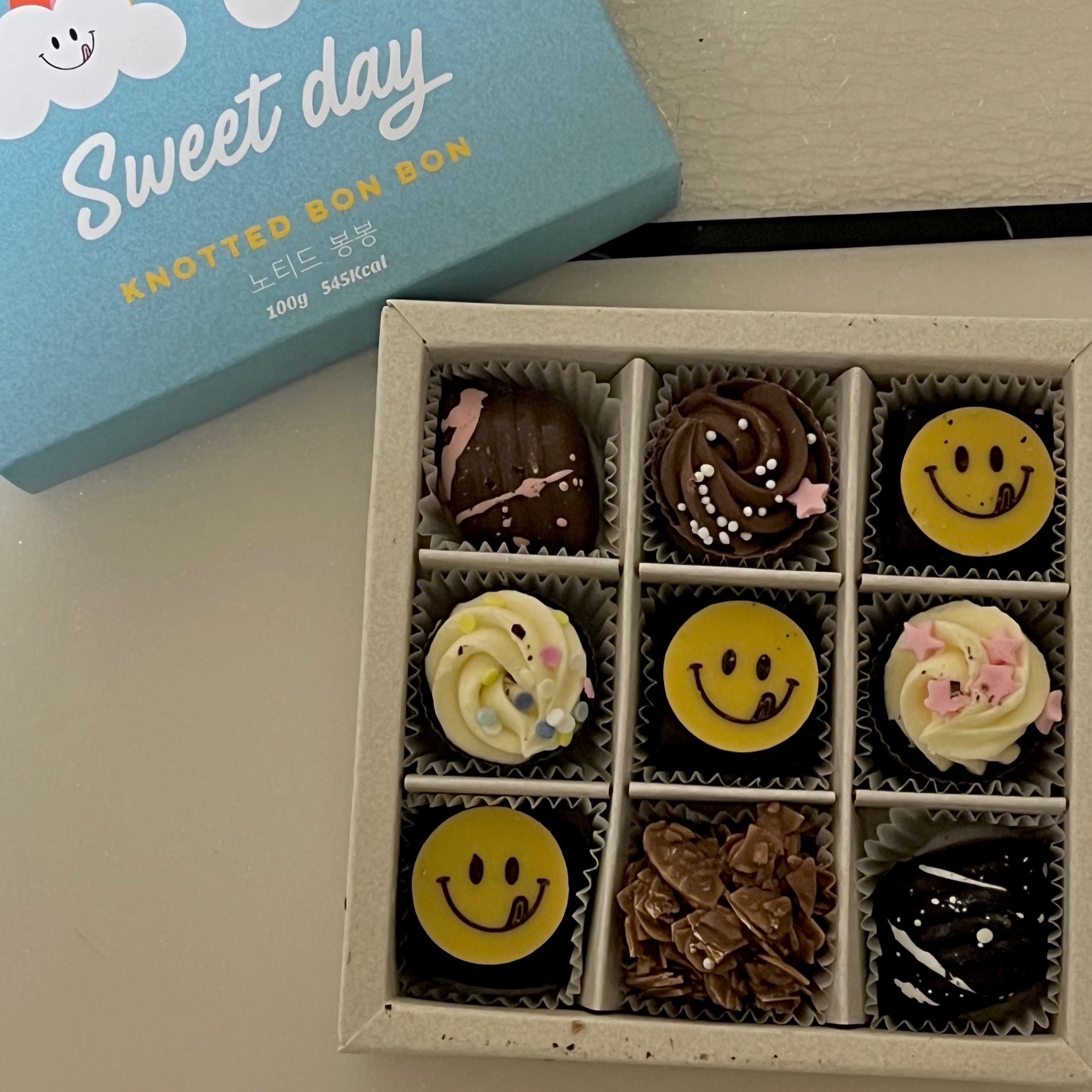 Knotted Chocolate Bonbon 착용 스타일