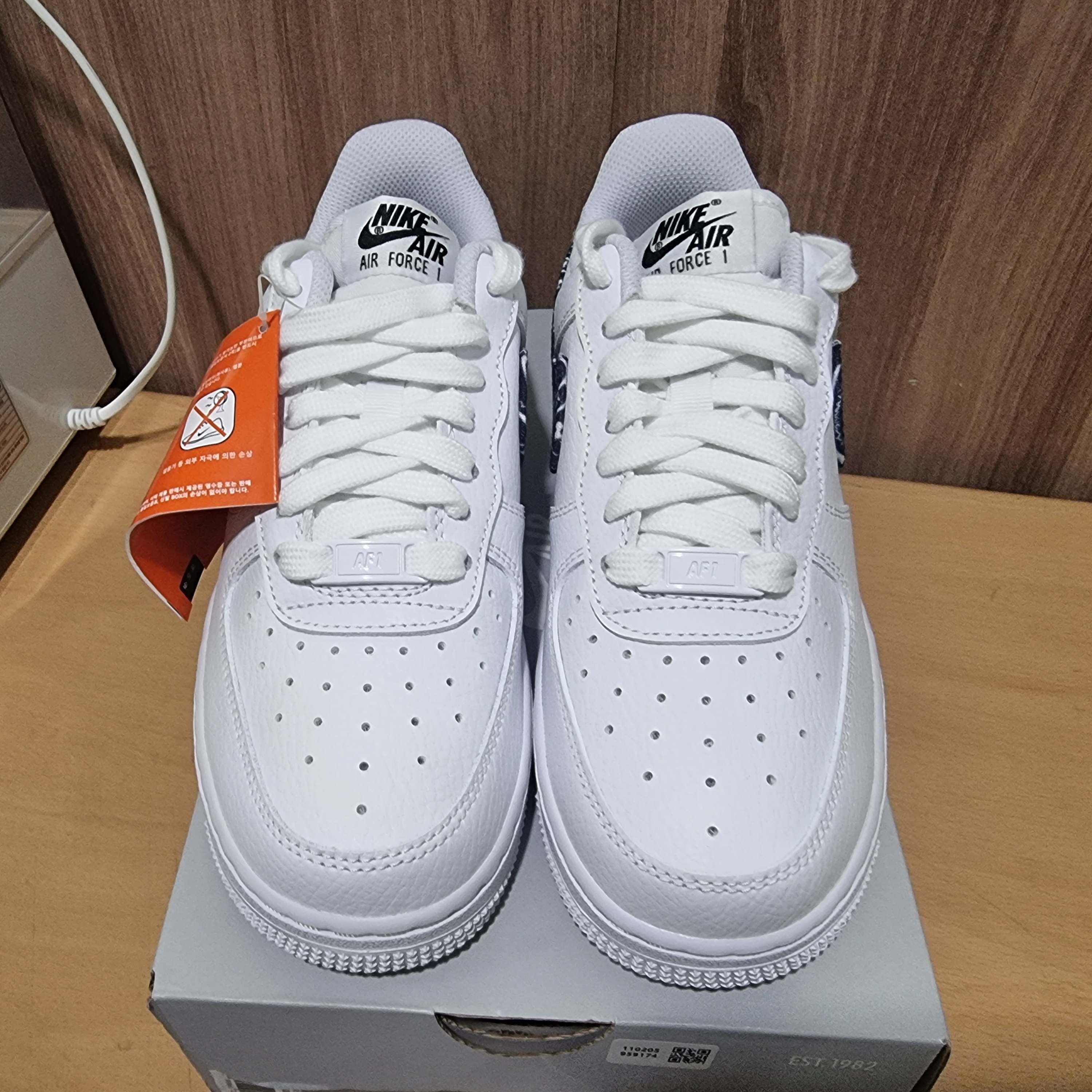 (W) Nike Air Force 1 '07 Essential Paisley Swoosh White Black 착용 스타일 - 3