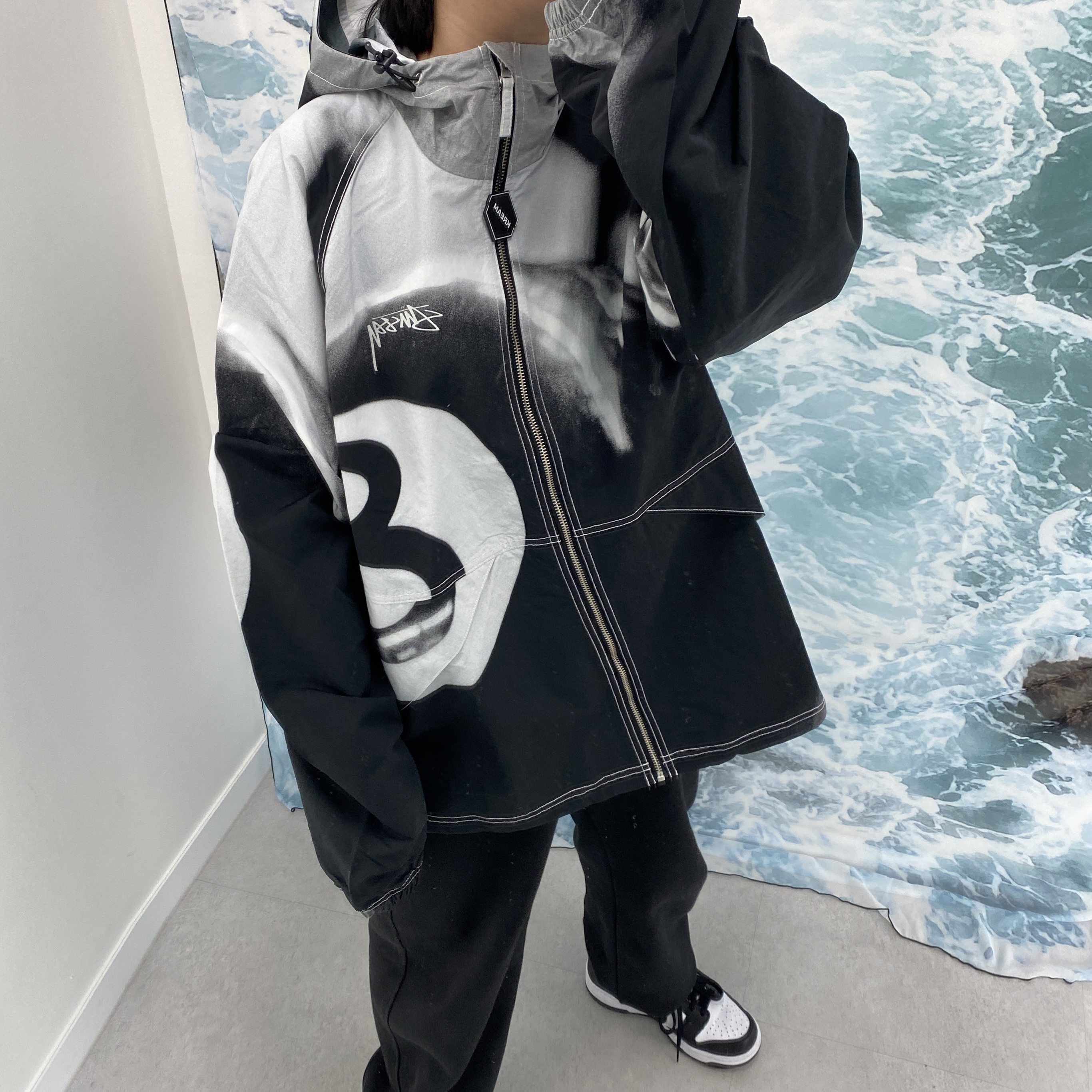 Stussy 8 Ball Beach Shell Jacket Greyscale 착용 스타일 - 2
