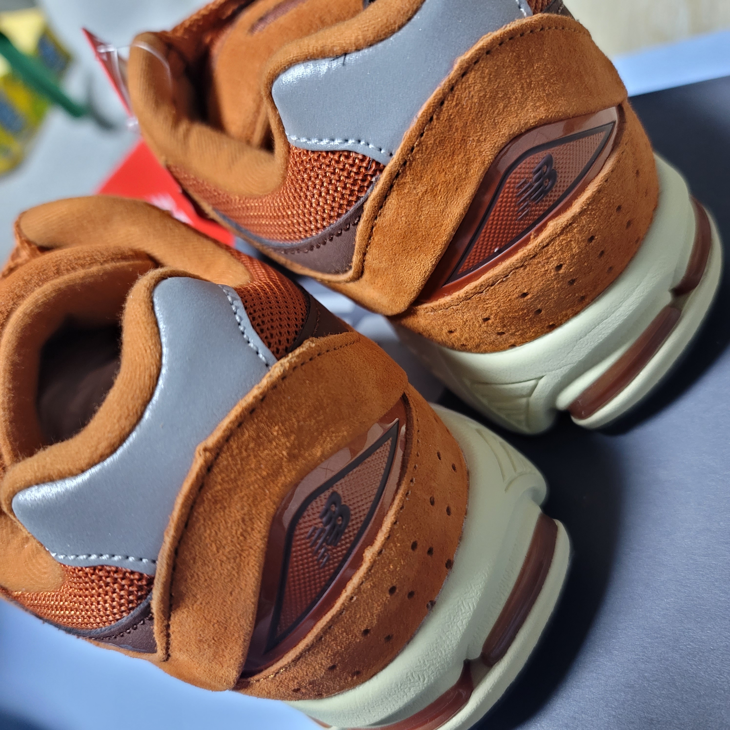 New Balance 2002R Rust Oxide 착용 스타일 - 3