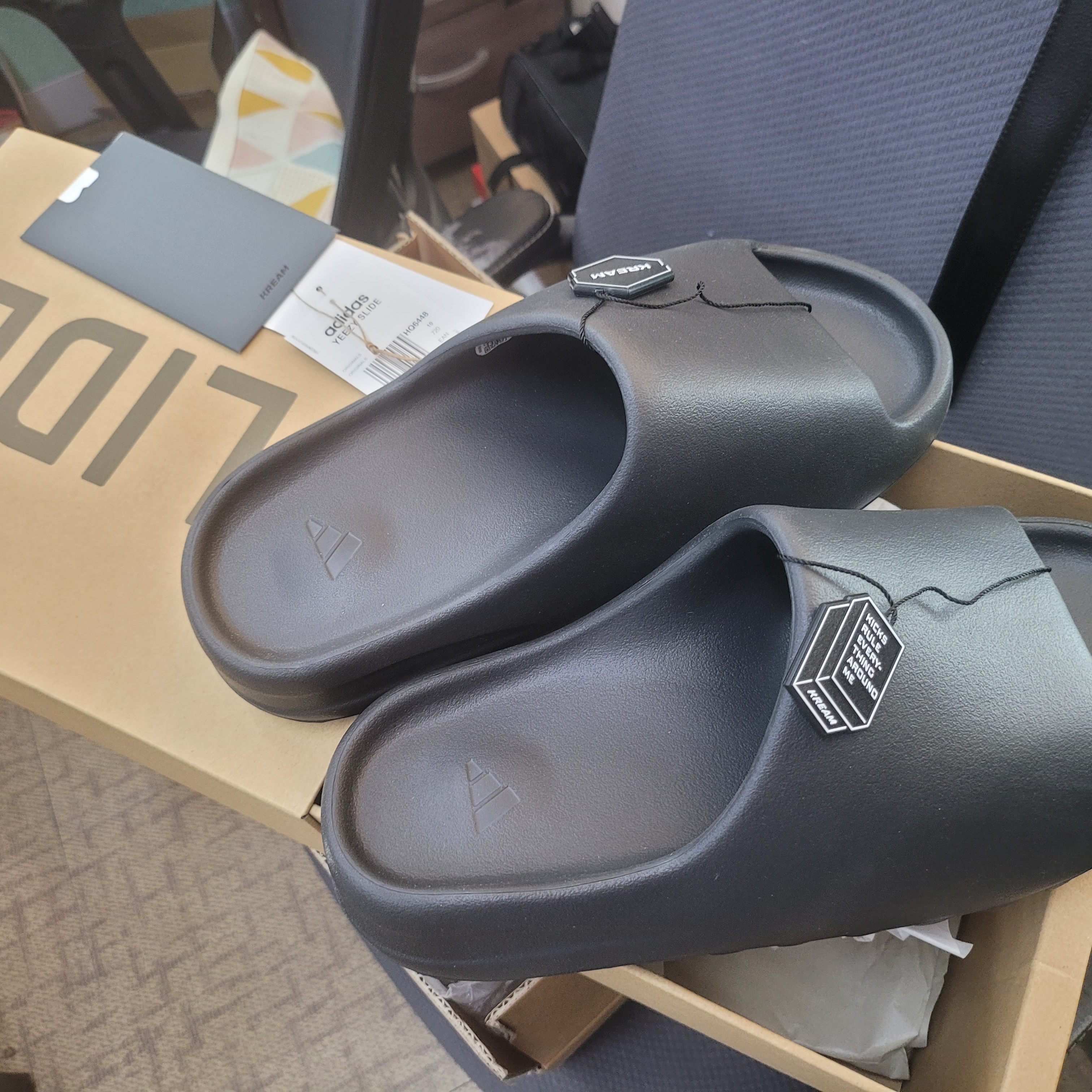 Adidas Yeezy Slide Onyx 착용 스타일 - 2