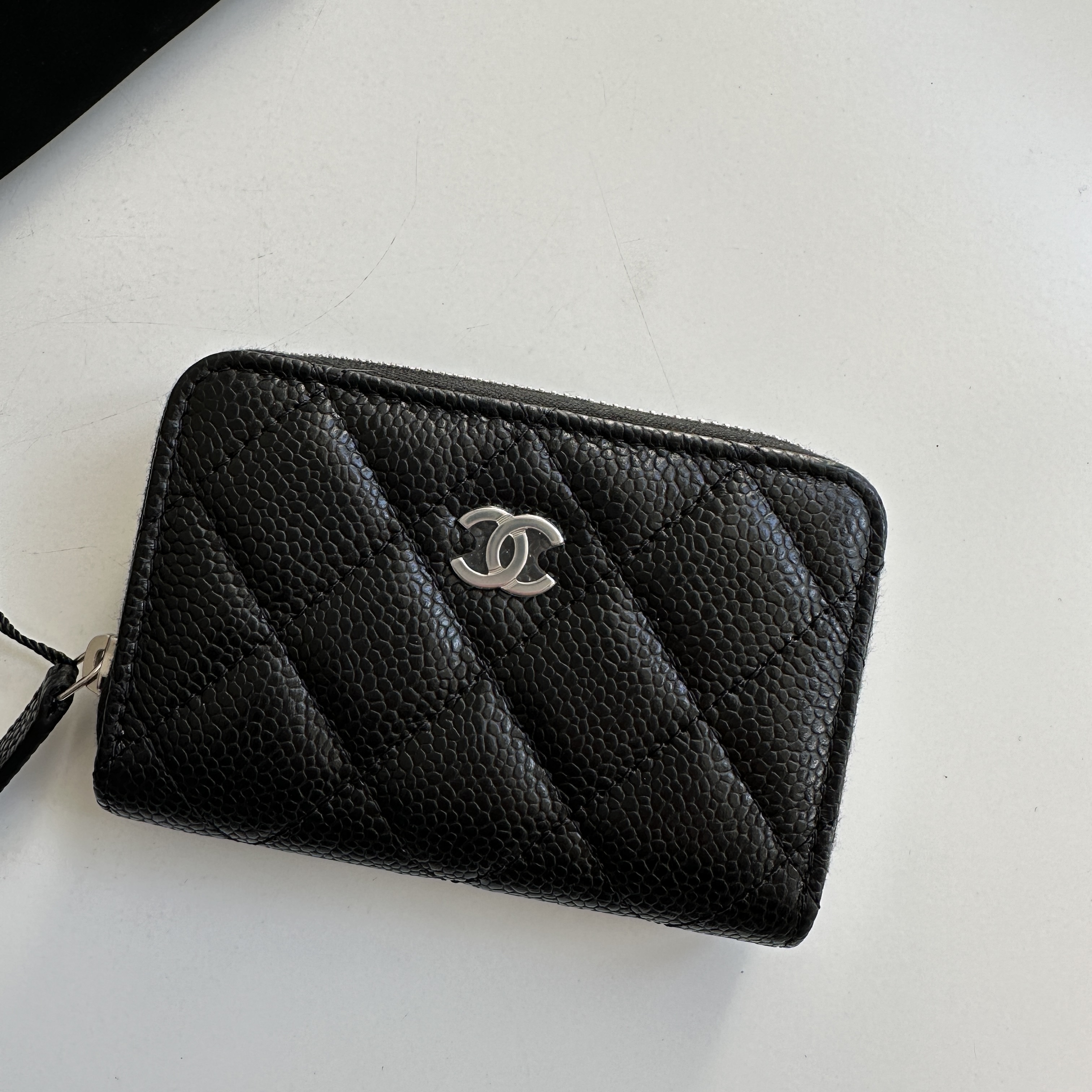 Chanel Classic Zipped Coin Purse Grained Calfskin & Silver Black 착용 스타일 - 1