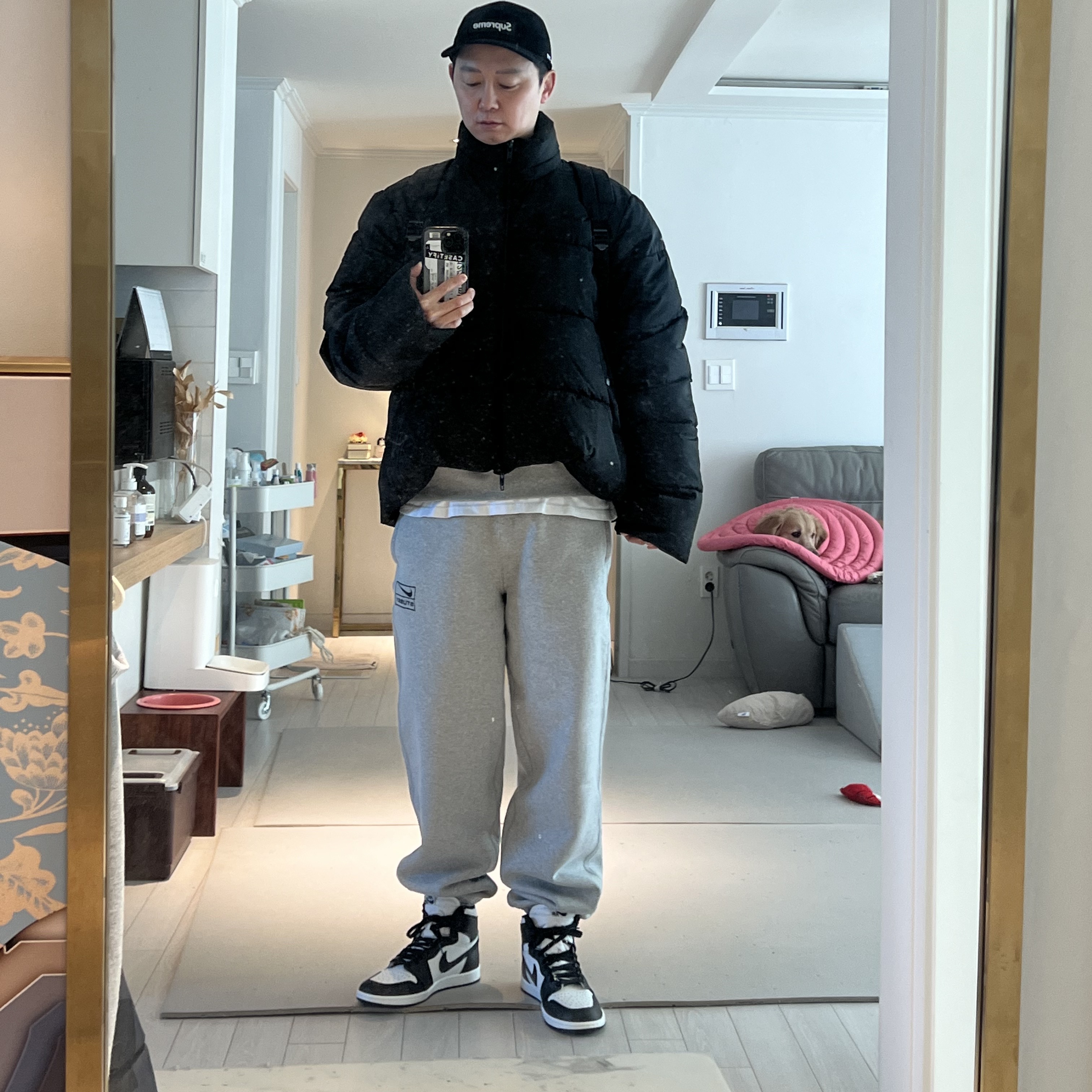 Nike x Stussy NRG Fleece Pants Dark Grey Heather (DO9340-063), Nike x Stussy NRG Fleece Crewneck Dark Grey Heather (DO9337-063) 착용 스타일 - 1