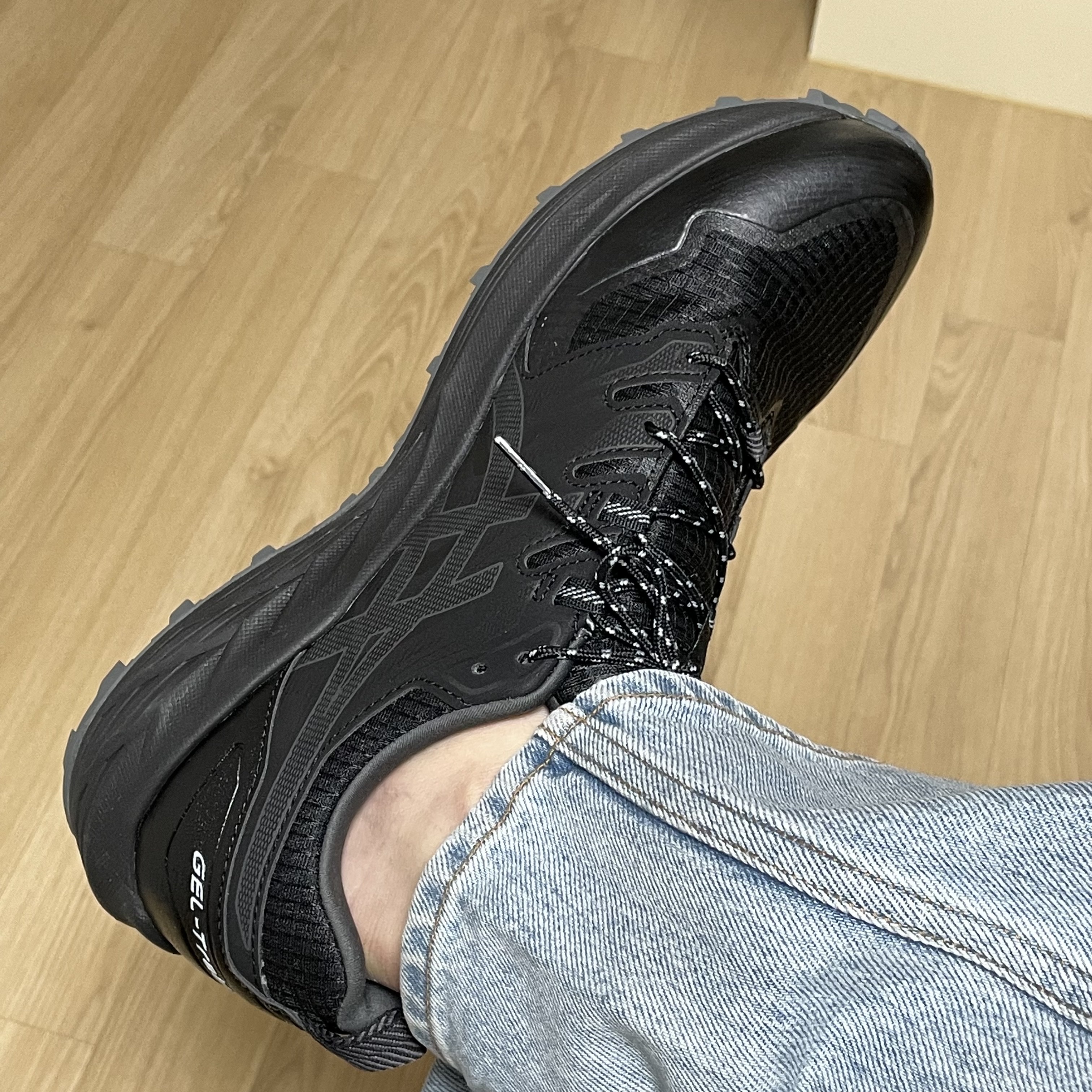 Asics Gel-Trabuco Terra Black Dark Grey 착용 스타일 - 3