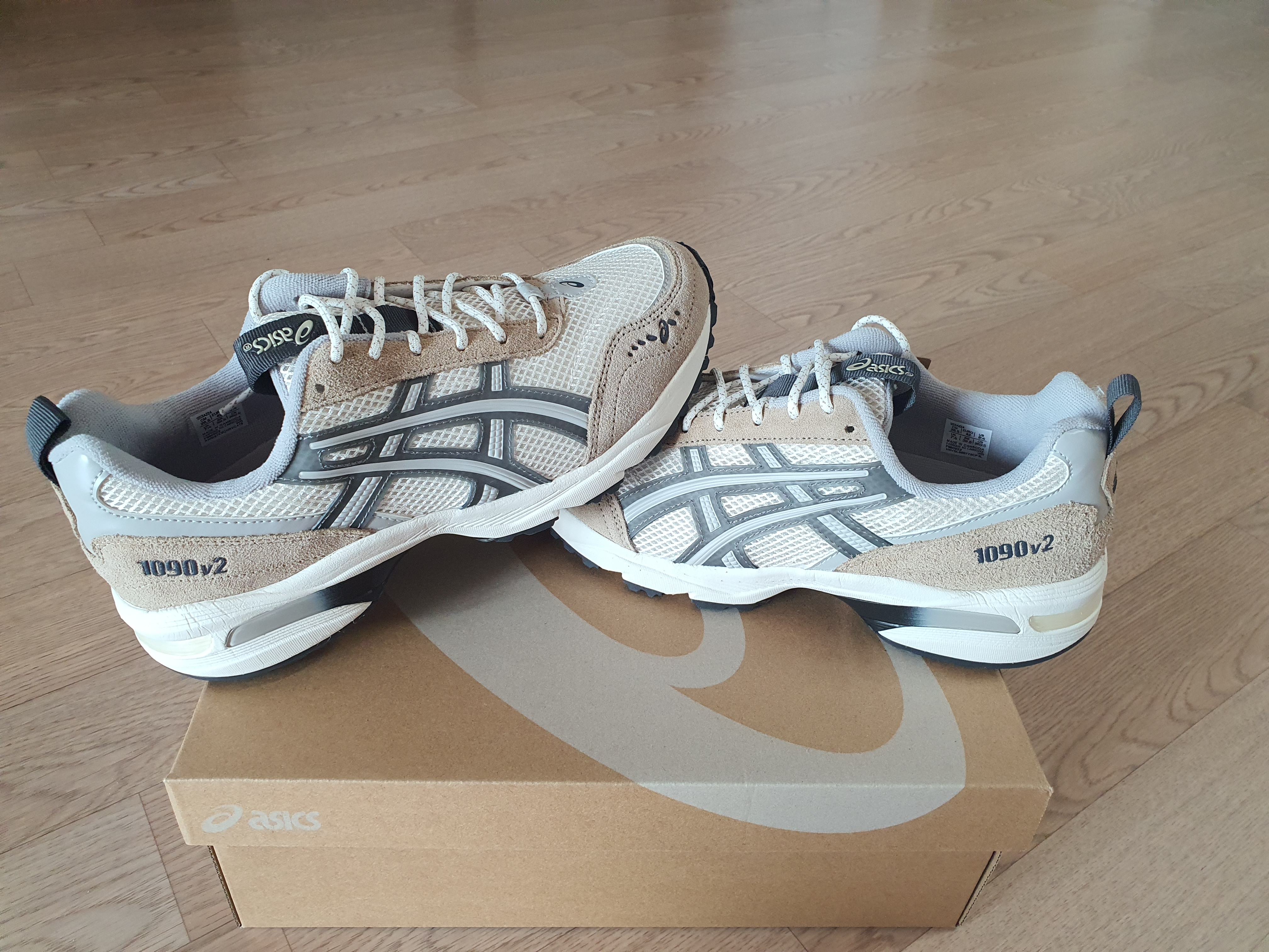 Asics Gel-1090 V2 Cream Clay Grey 착용 스타일 - 2